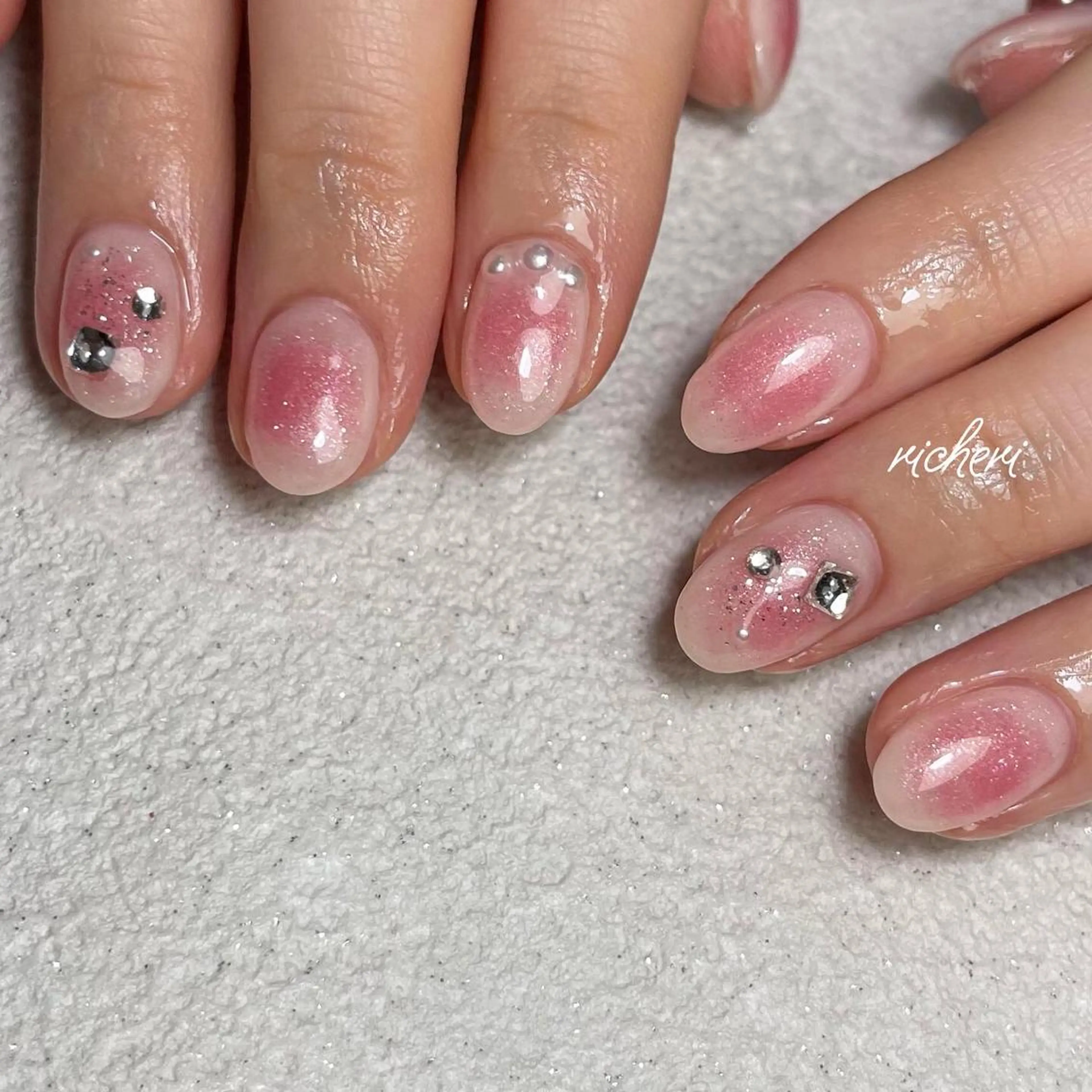 ミディアム ネイル 韓国風ヘア チークネイル 桜ネイル ジェルネイル 韓国ネイル ハンドネイル richeri beautyのエステ・リラクイメージ