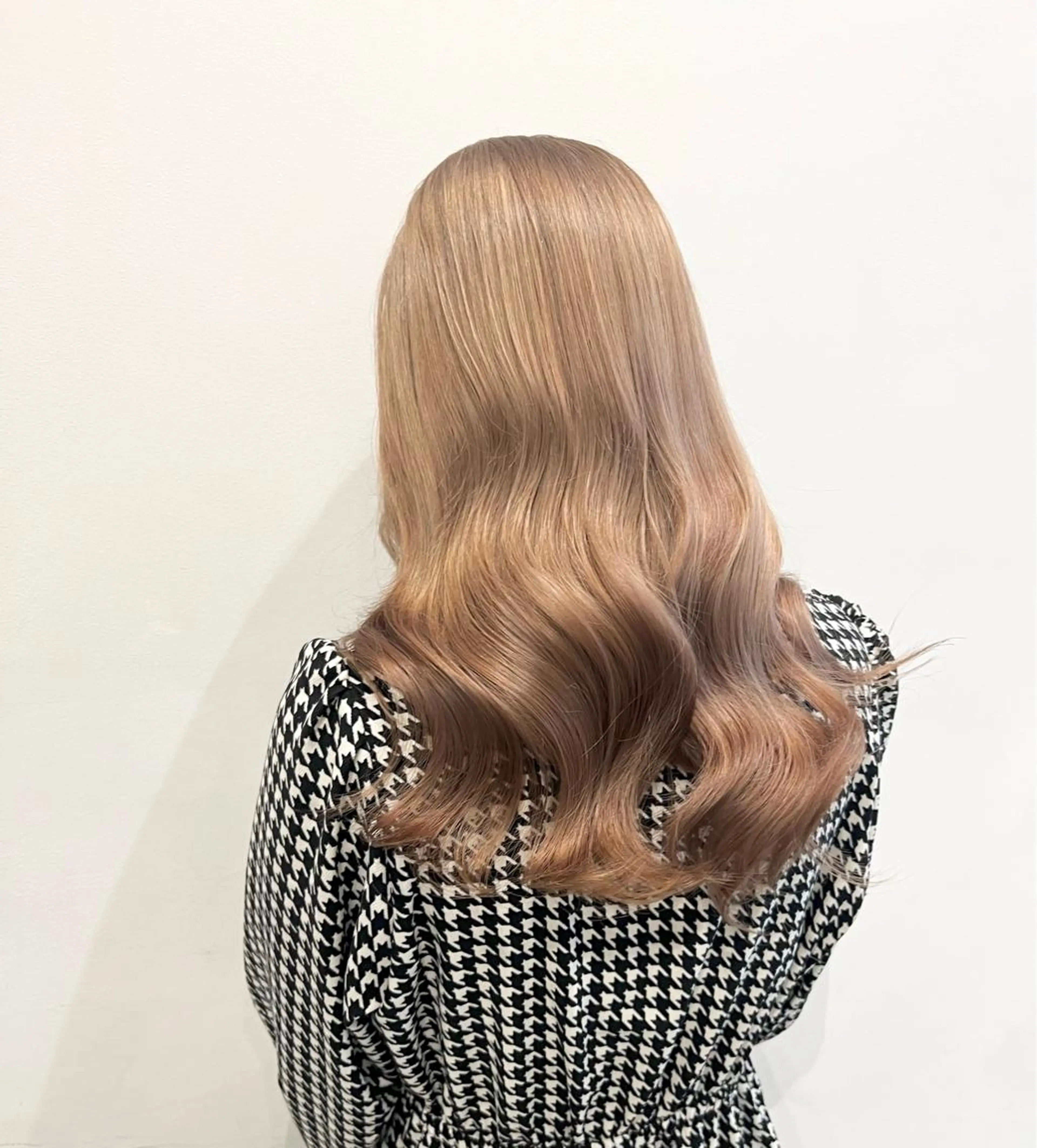 ロング カラー ベージュカラー ブリーチ ミルクティーベージュ 吉川 陽菜のヘアスタイル