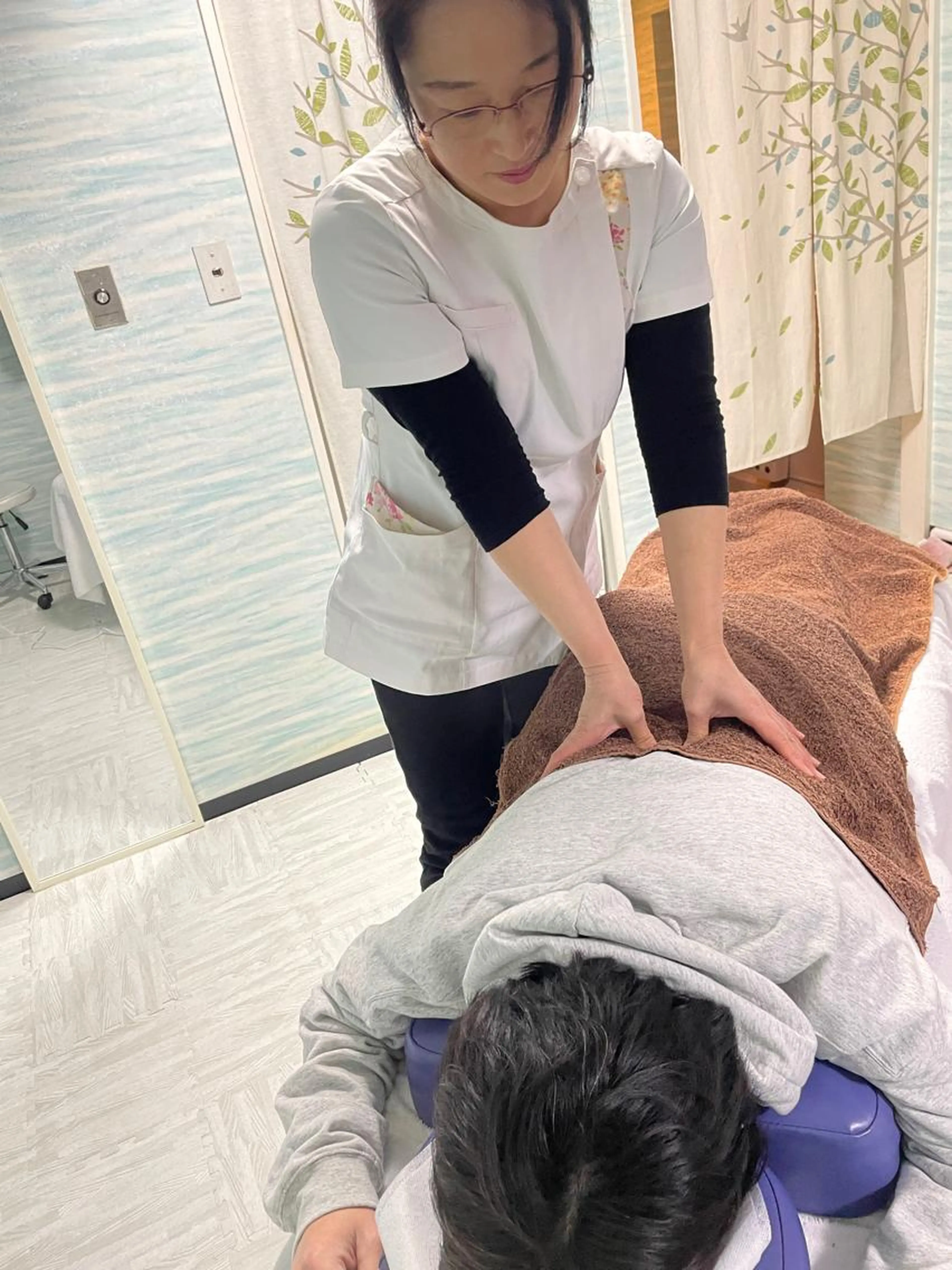 腰のマッサージ　腰部を重点的に施術します。腰は体の要！姿勢改善も期待できます。腸もみ付き⚠️小顔矯正は含まれませんの写真