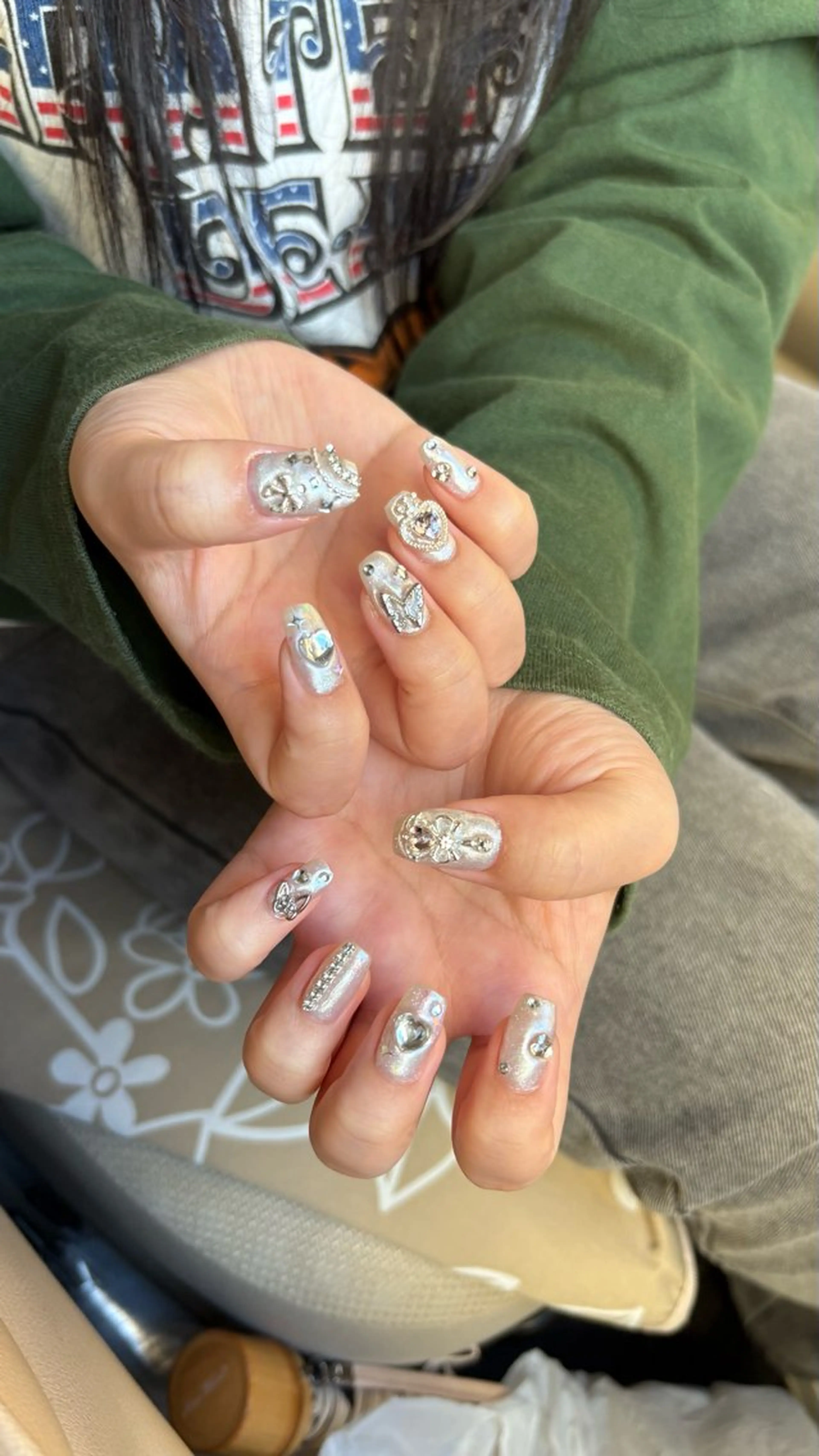 ネイル オーロラネイル ラメ(グリッター) ホワイト Lily Nailのネイルデザイン