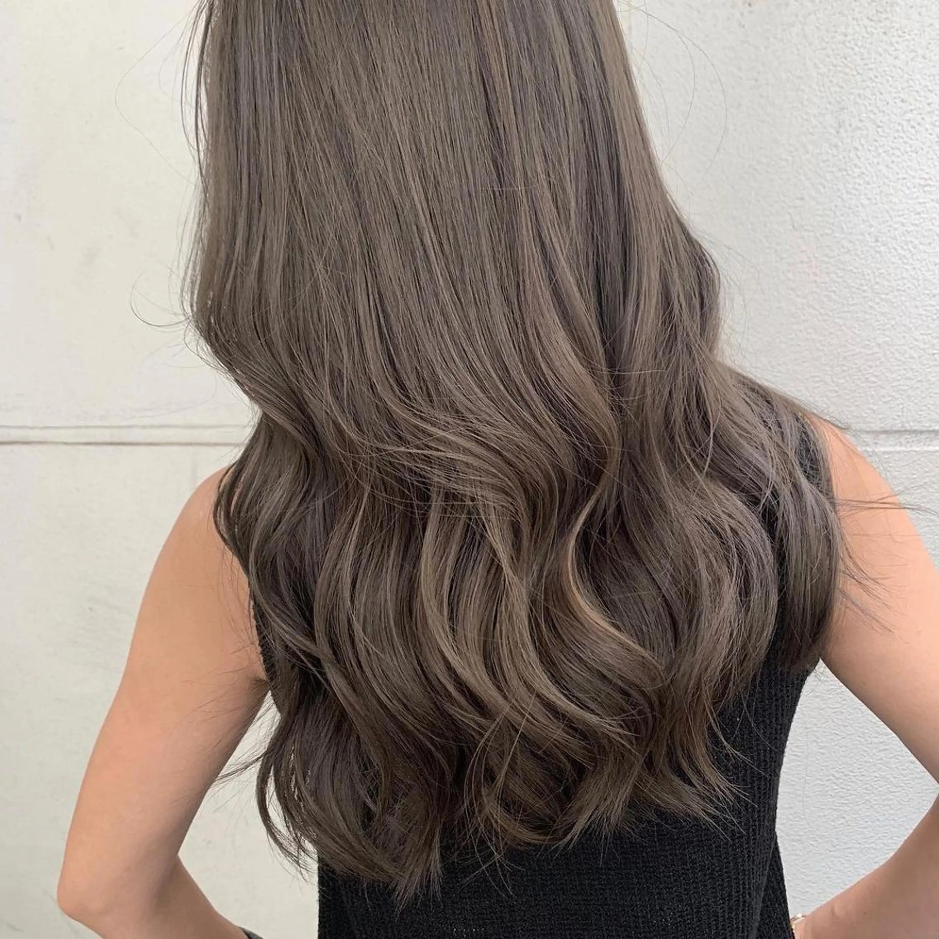 ロング カラー ブリーチ グレージュ ブリーチなしカラー カット ヘアカラー トリートメント オフホワイトアンドなんば所属・福西 洋斗のヘアスタイル