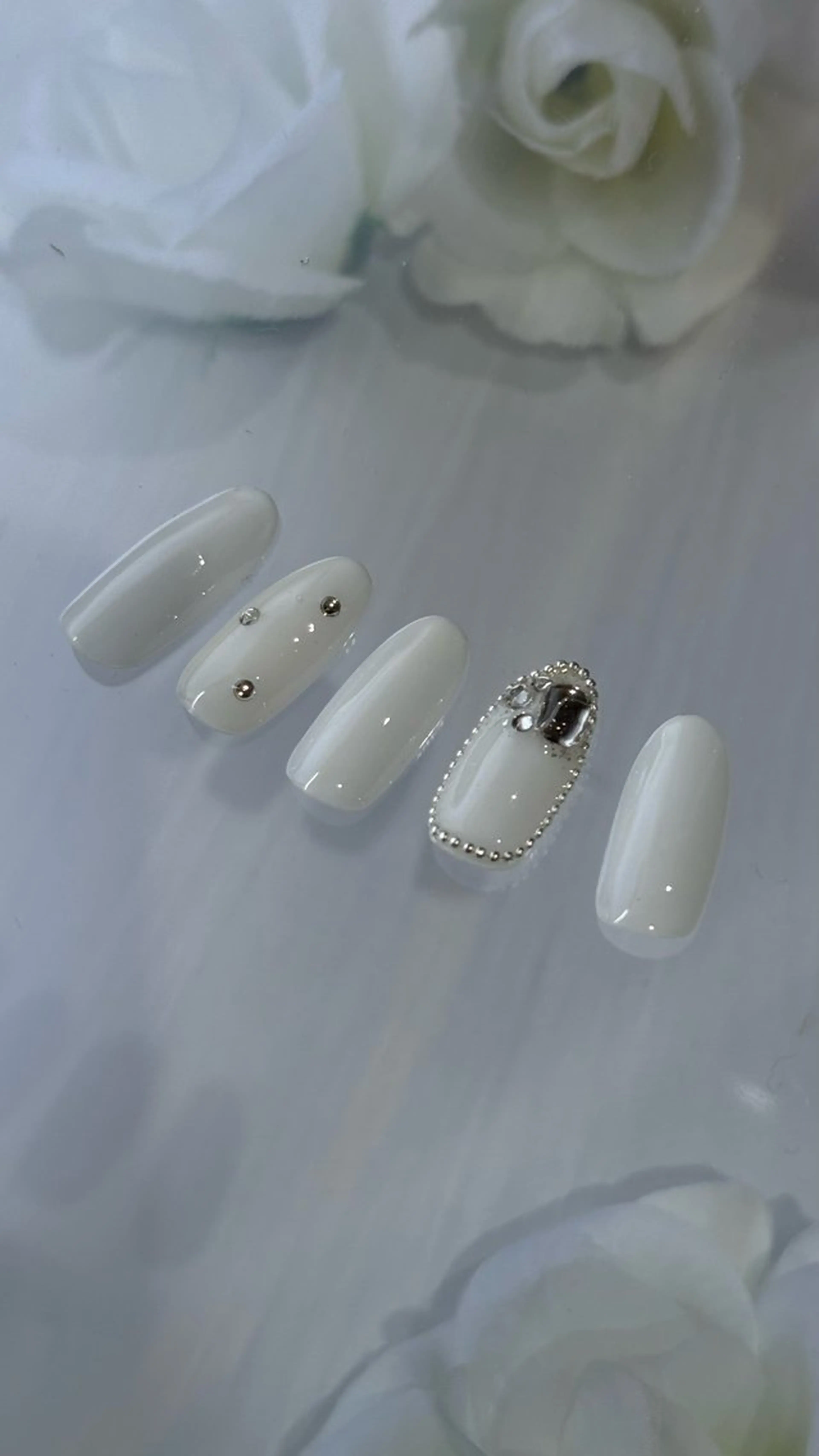 ネイル アートネイル シンプルネイル ホワイト saki 大阪市平野区ネイルのネイルデザイン