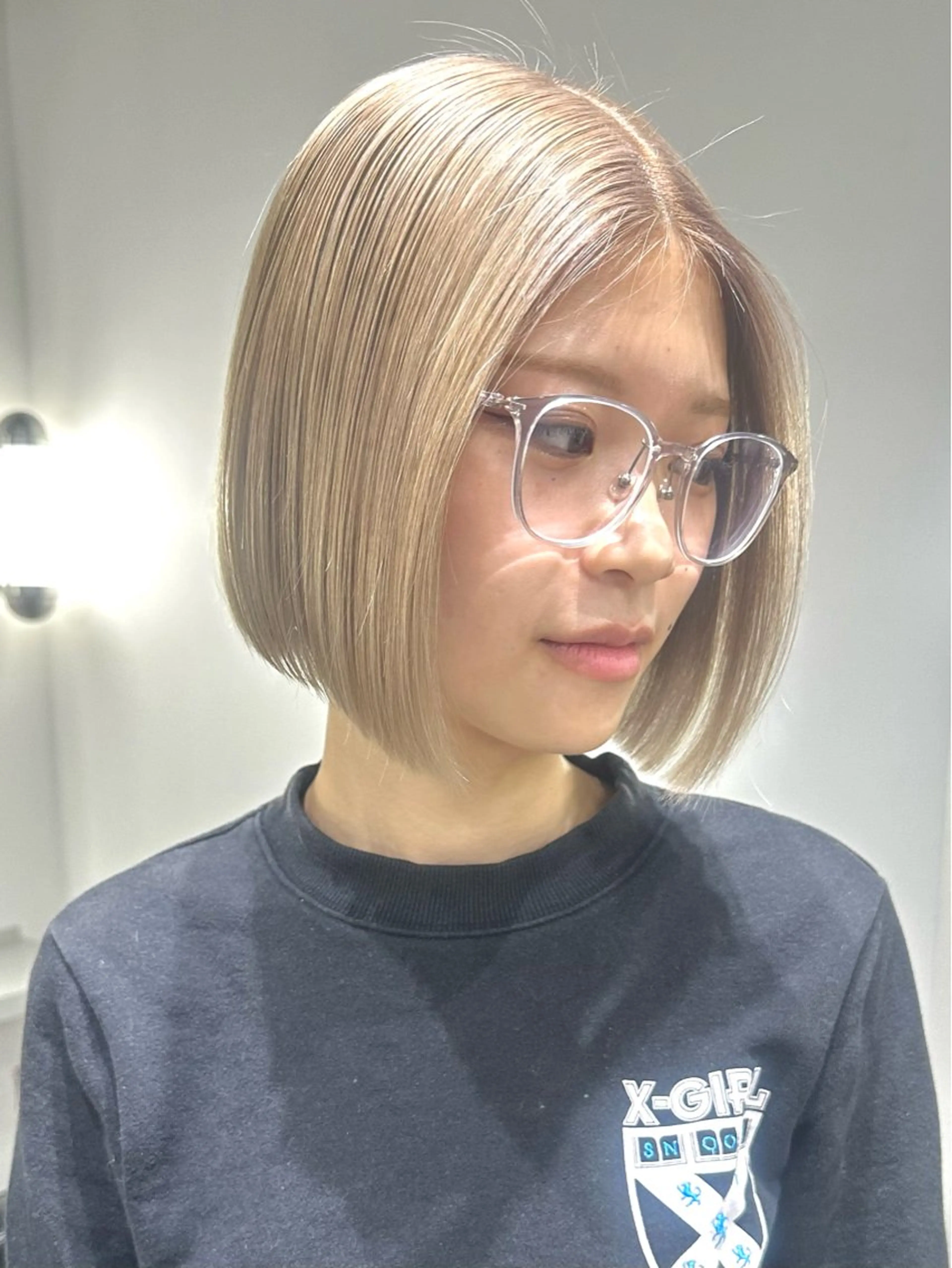 ショート カラー ブリーチ ブロンド 篠崎 佑季のヘアスタイル