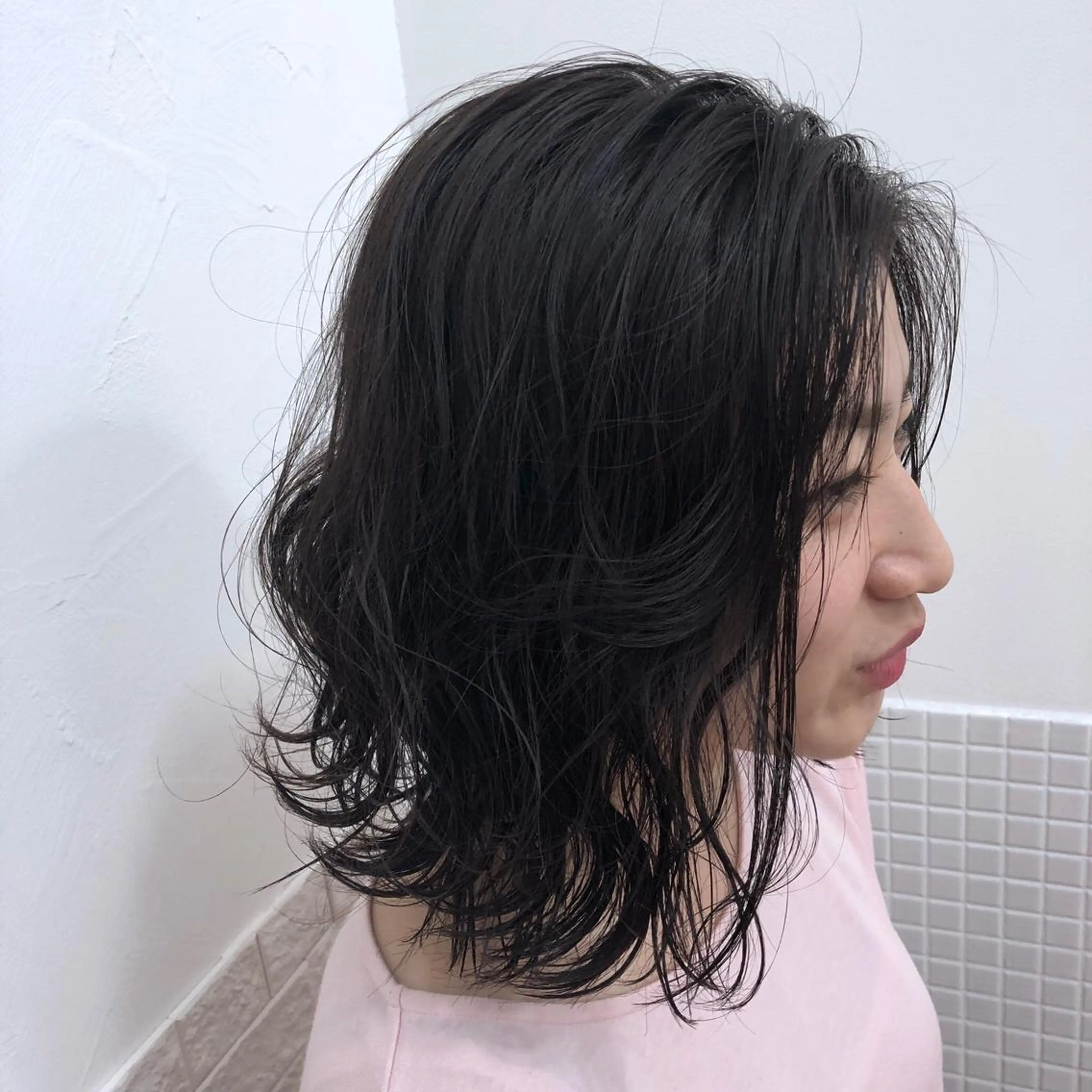 ミディアム カラー 黒髪 ブルーカラー ブルーブラック ヘアカラー ショート 嶋津祥希のヘアスタイル