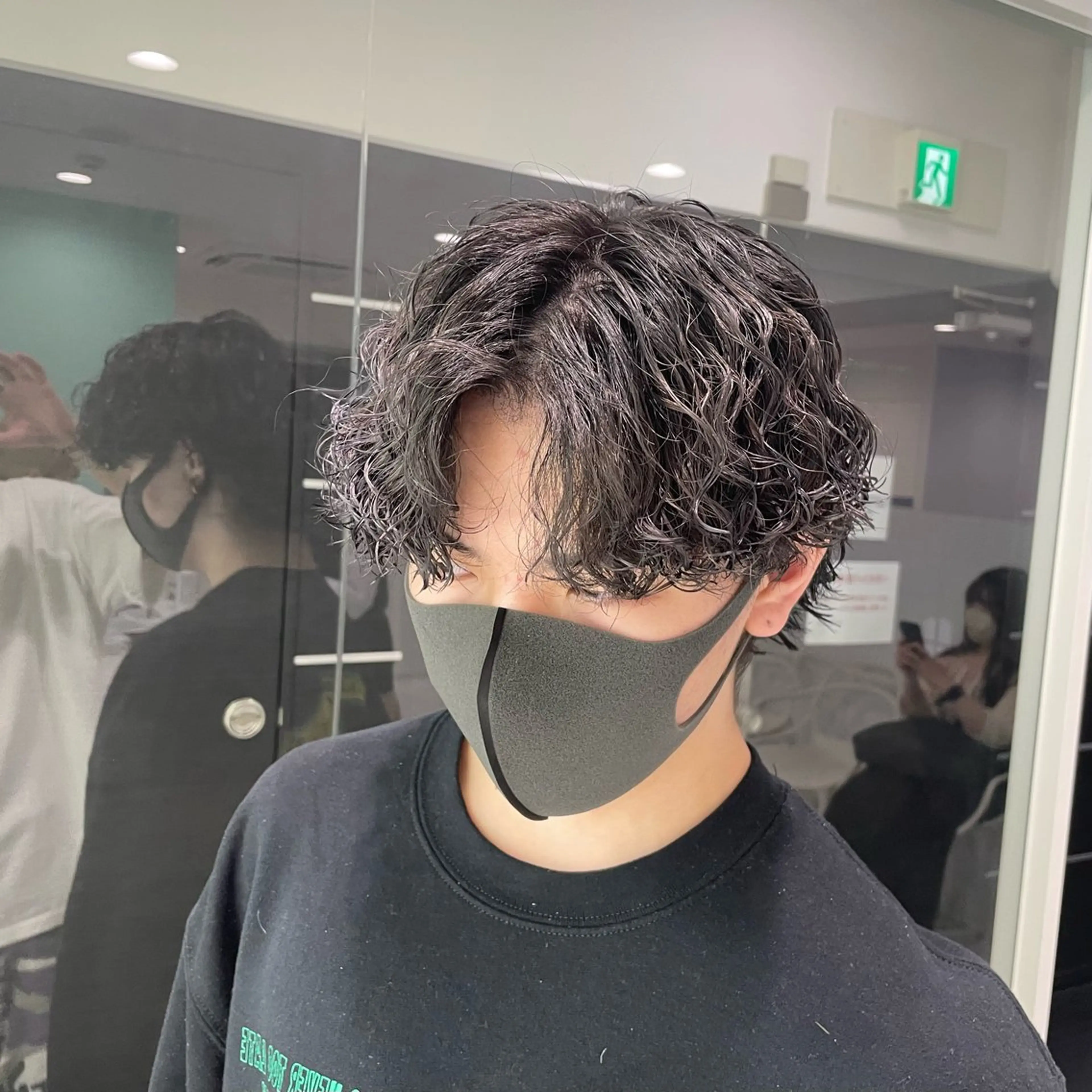 ミディアム パーマ ヘアアレンジ メンズ ミディアムパーマ センターパート マッシュ メンズパーマ 波巻きパーマ 艶カラー の達人のヘアスタイル