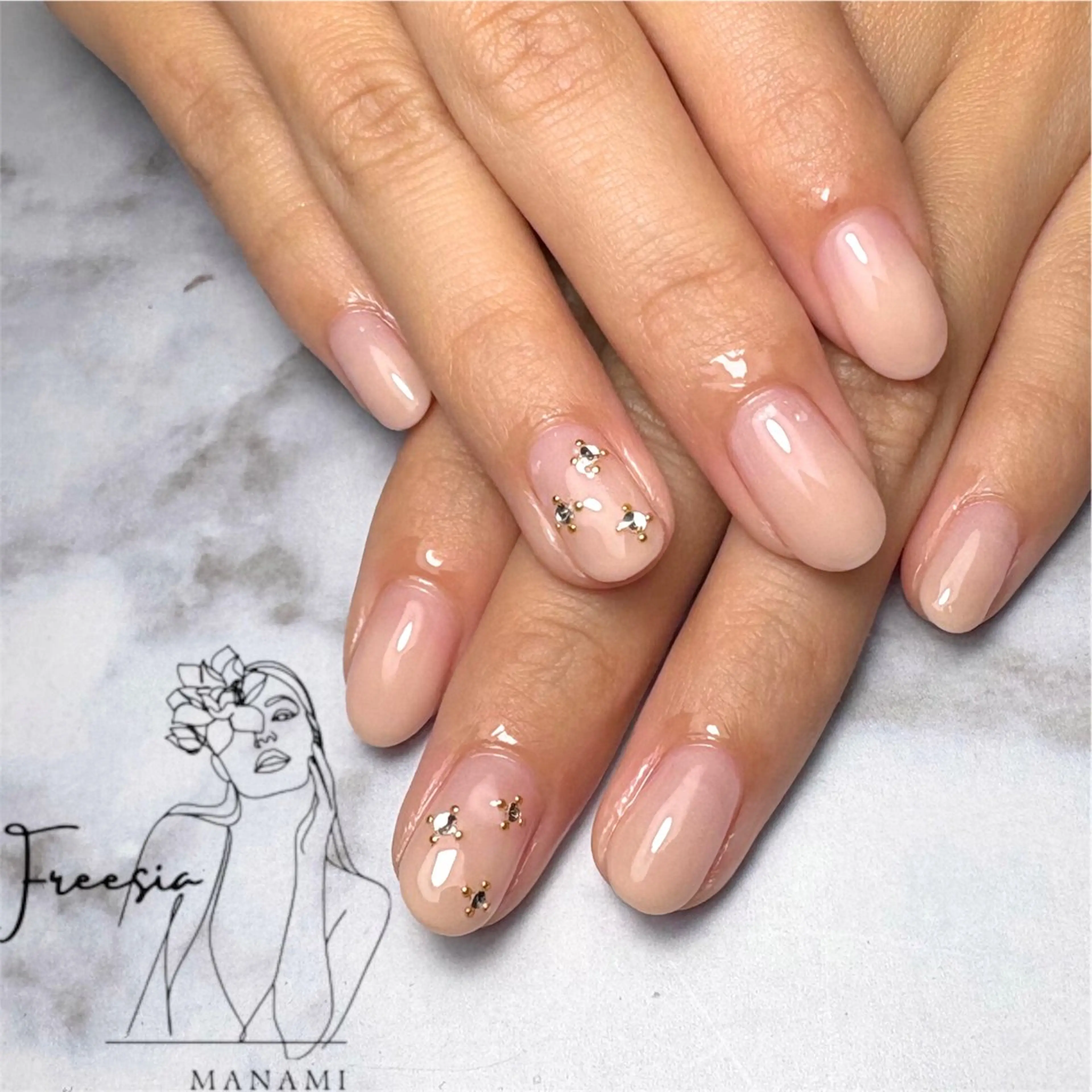 ネイル グラデーション キラキラネイル 冬ネイル ハンドネイル freesia Manamiのネイルデザイン