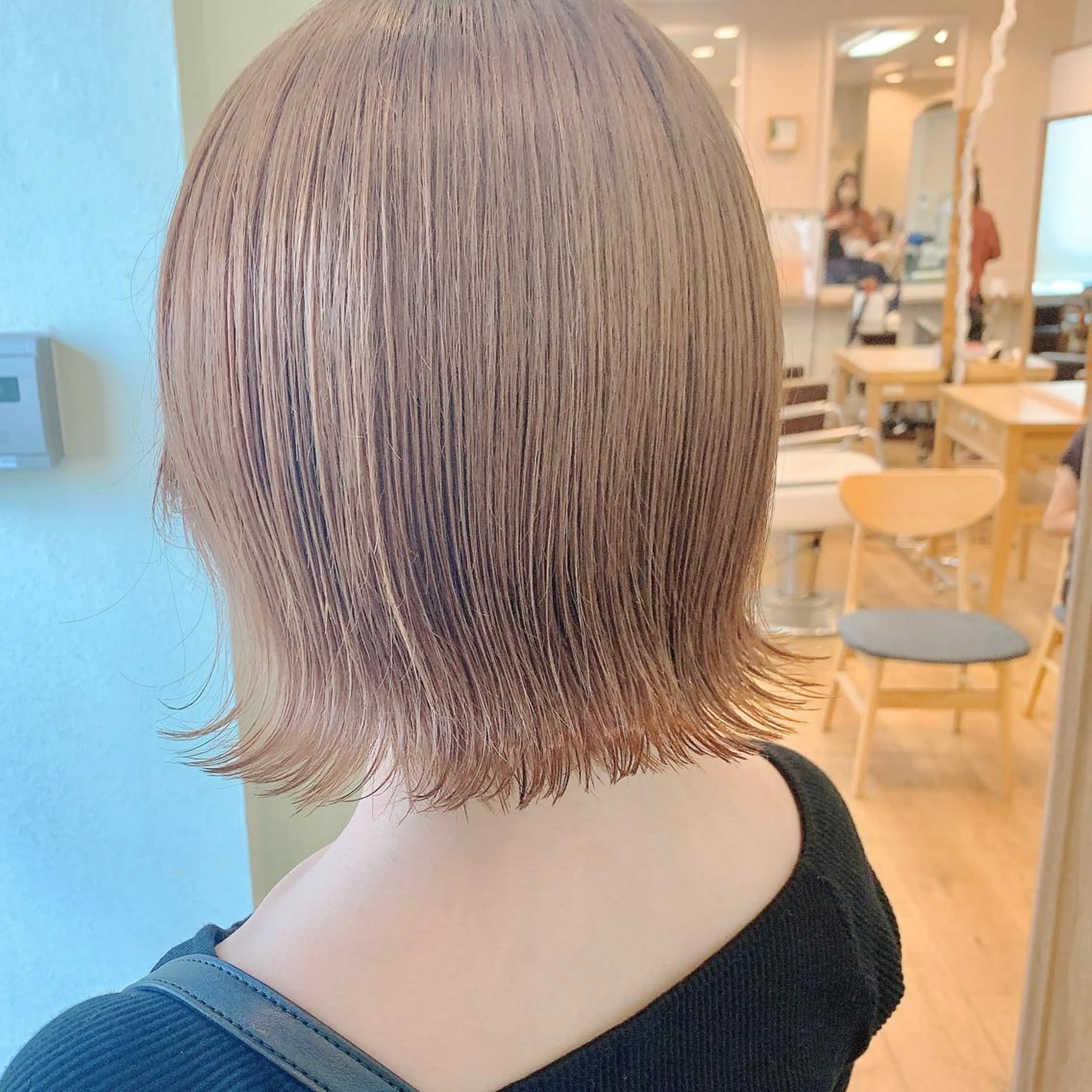 ショート カラー ベージュカラー ブリーチ ミルクティーベージュ ブリーチなしカラー ボブ カット ヘアカラー NUMBER_ ユイナのヘアスタイル
