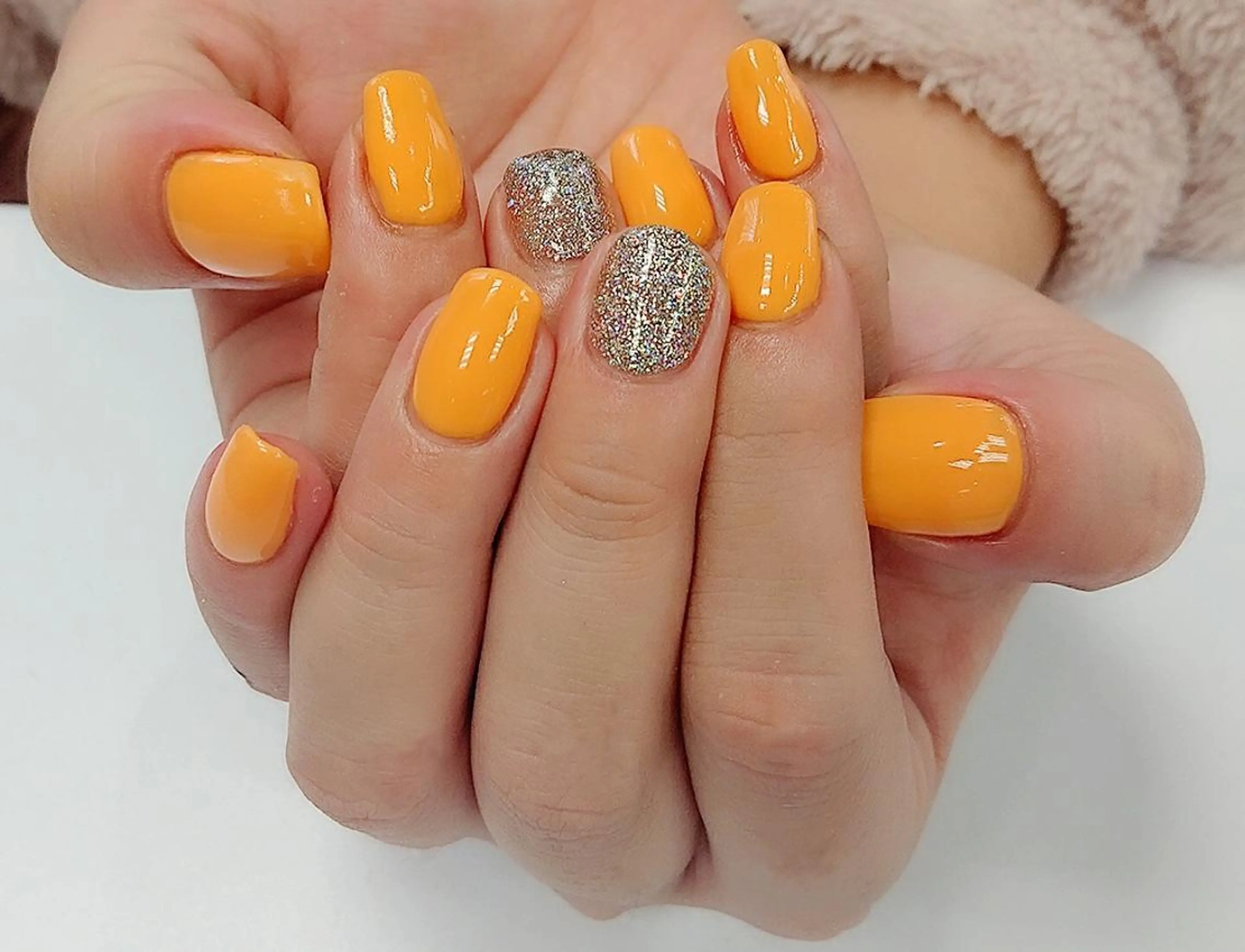 ネイル フラワーネイル ラメ(グリッター) シルバー 🍒当日もOK🍒 𝑳𝑼𝑵𝑨花井のネイルデザイン