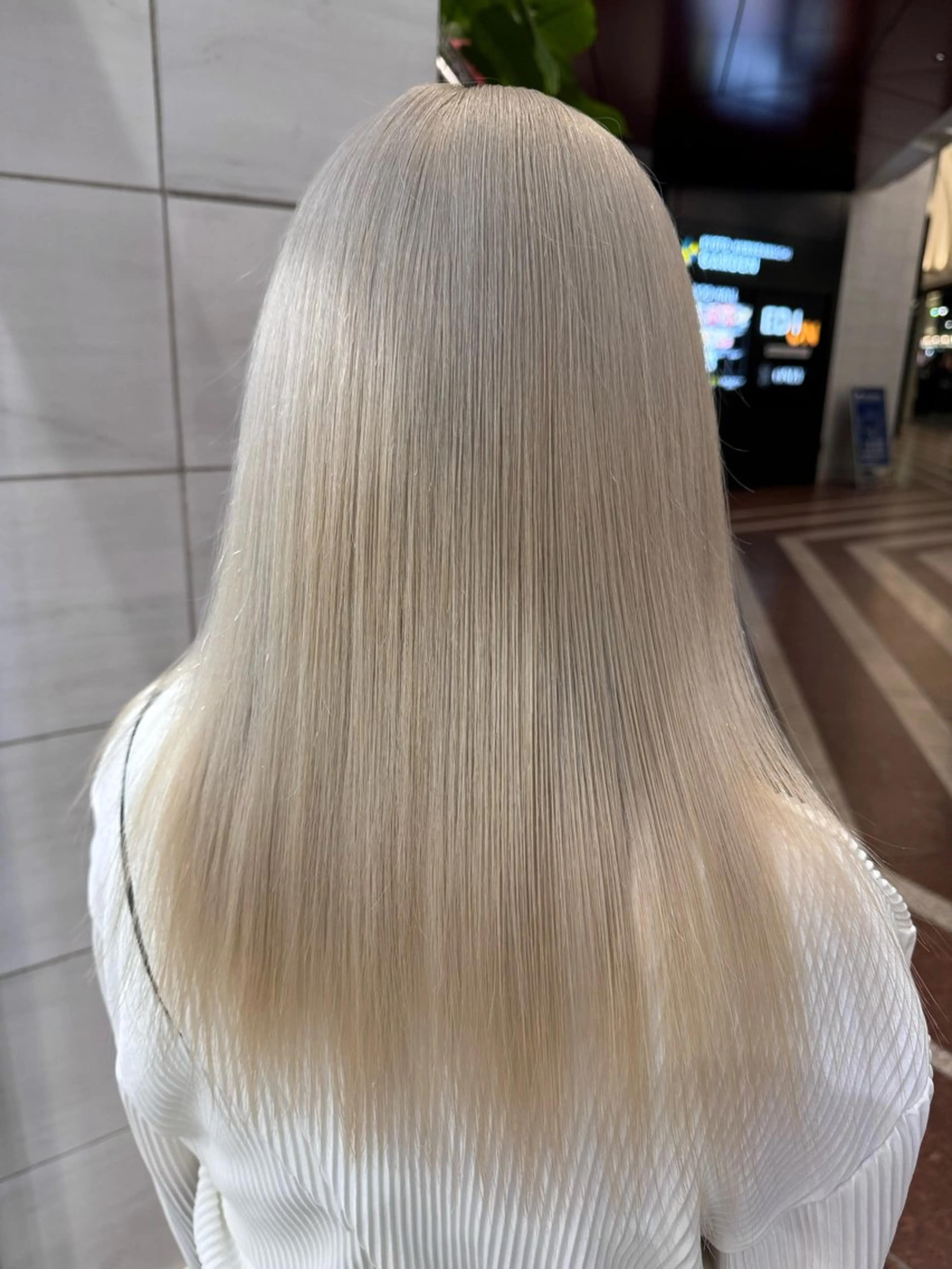 セミロング カラー ヘアアレンジ ブリーチ 抜きっぱなしブロンド ブロンド ホワイトブロンド ヘアカラー ホワイトカラー/ ピンクベージュにったのヘアスタイル