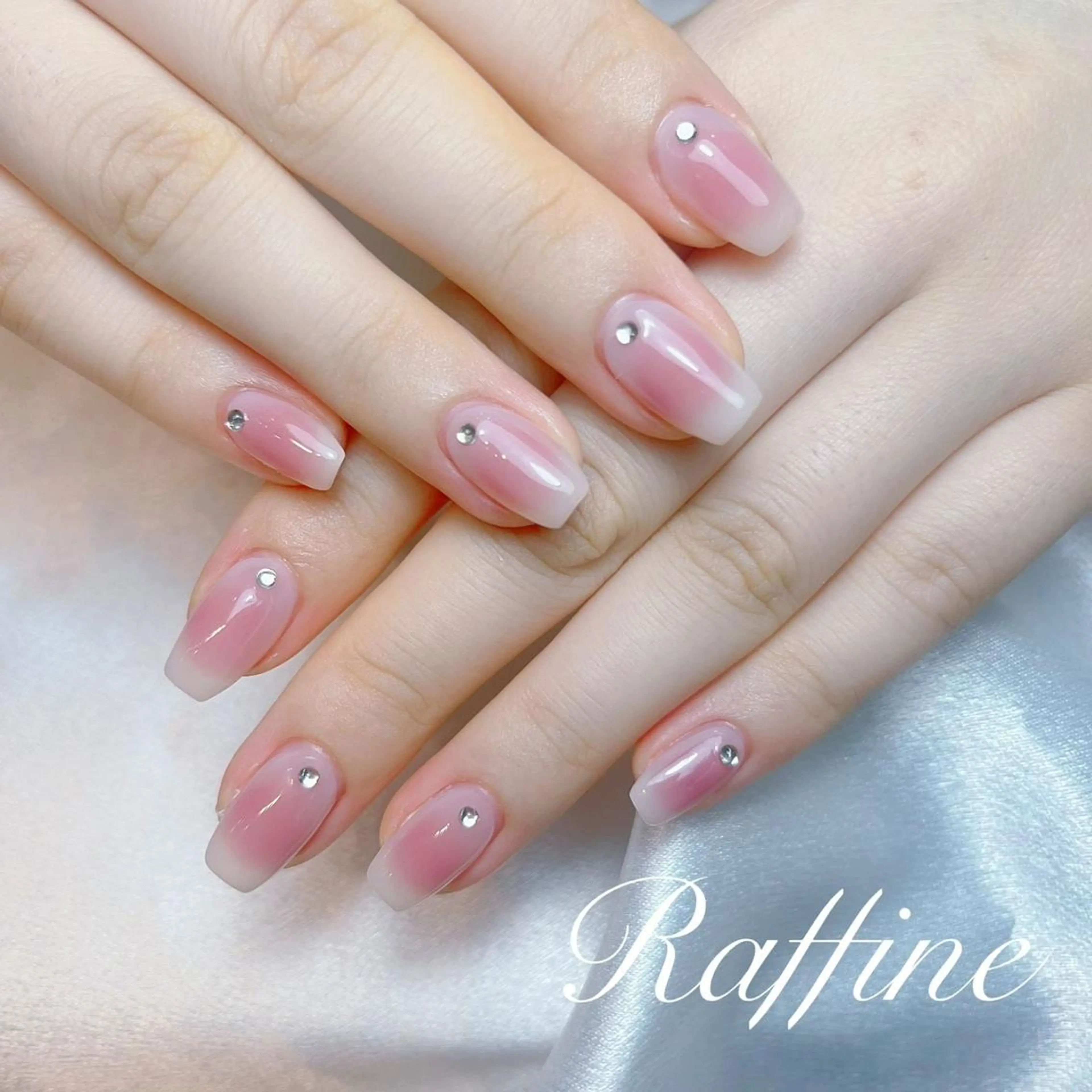 ネイル ストーンネイル ハンドネイル RAFFINE 月🦋🩵のネイルデザイン