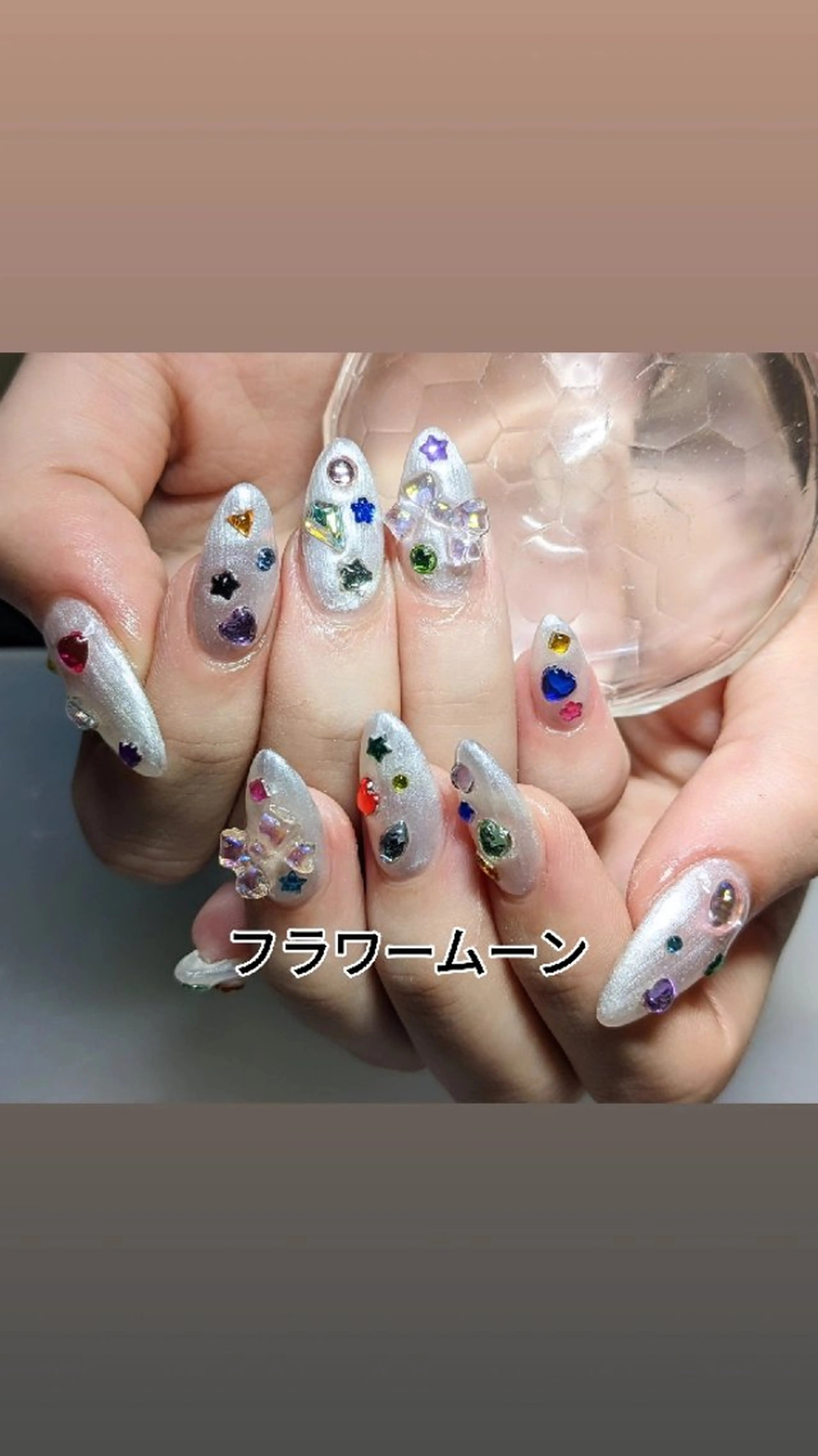 ネイル ストーンネイル ホワイト ハンドネイル ハンドケア フラワー ムーンのネイルデザイン