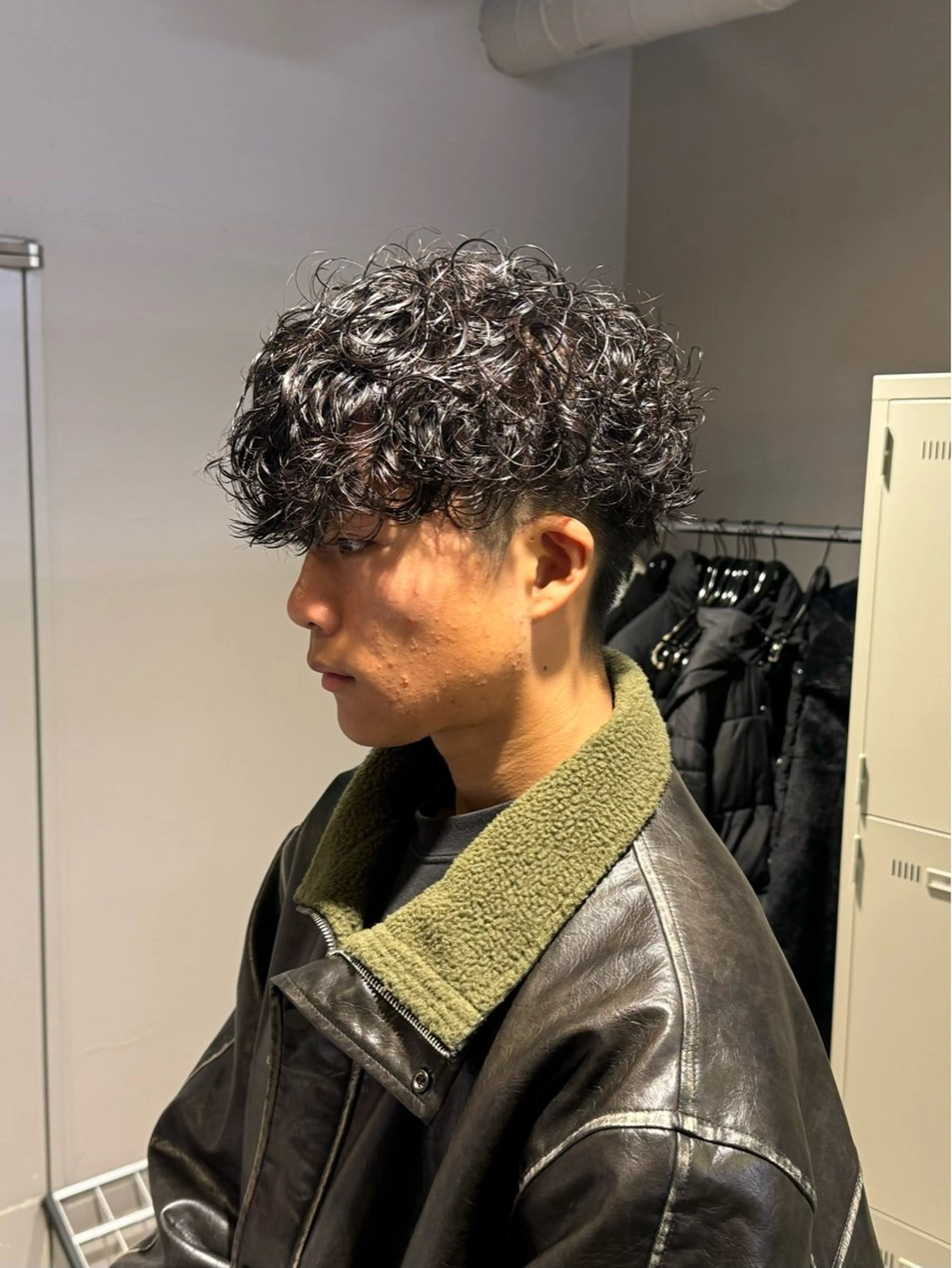 ミディアム パーマ ヘアアレンジ メンズ ミディアムパーマ メンズパーマ プードルパーマ プードルパーマ ヘアカラー パーマ トリートメント ヘアセット 顔まわりカット の達人のヘアスタイル
