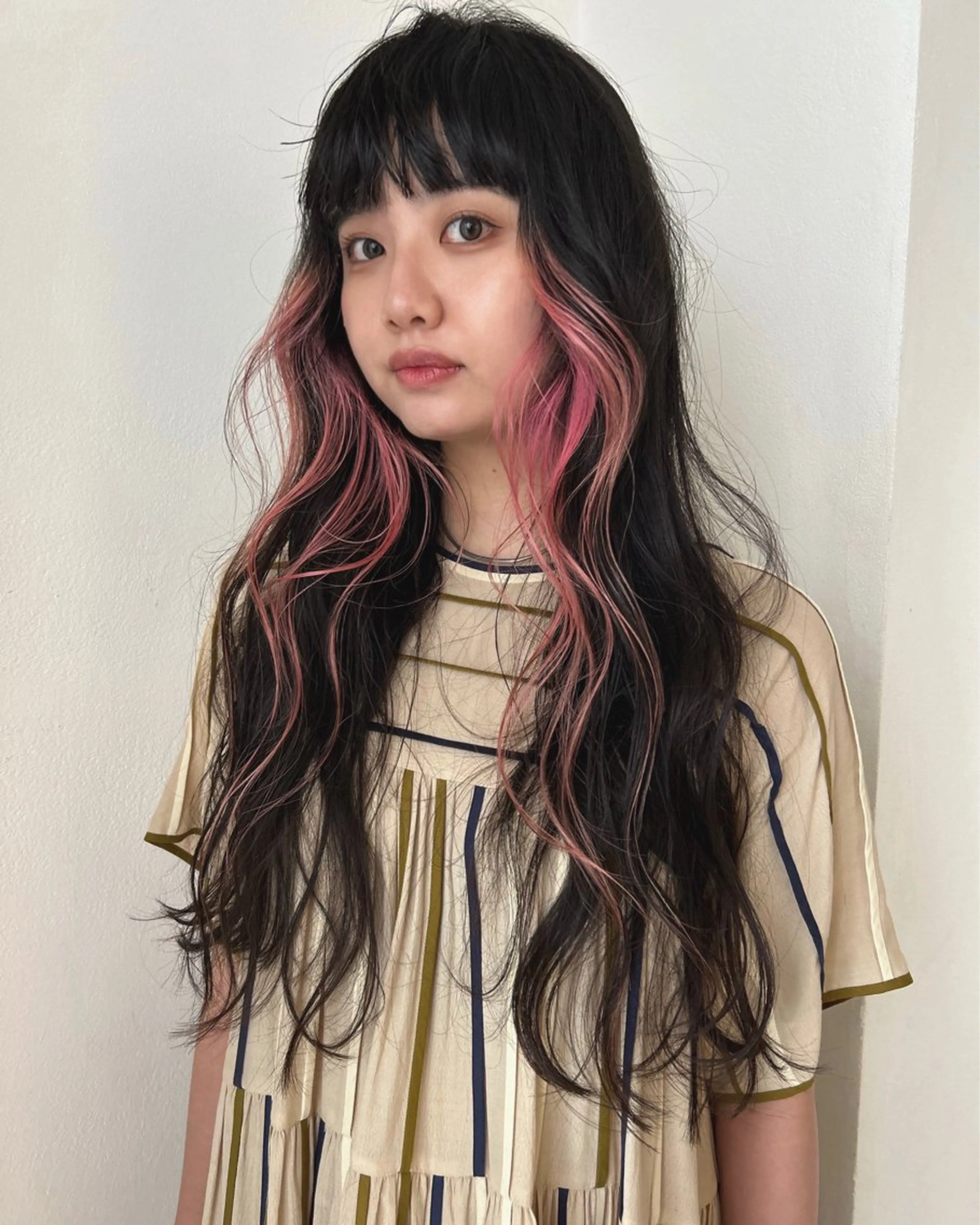 ロング カラー インナーカラー ピンクカラー カット ヘアカラー トリートメント Loom.所属・村上雅人 ナチュラルモードのヘアスタイル