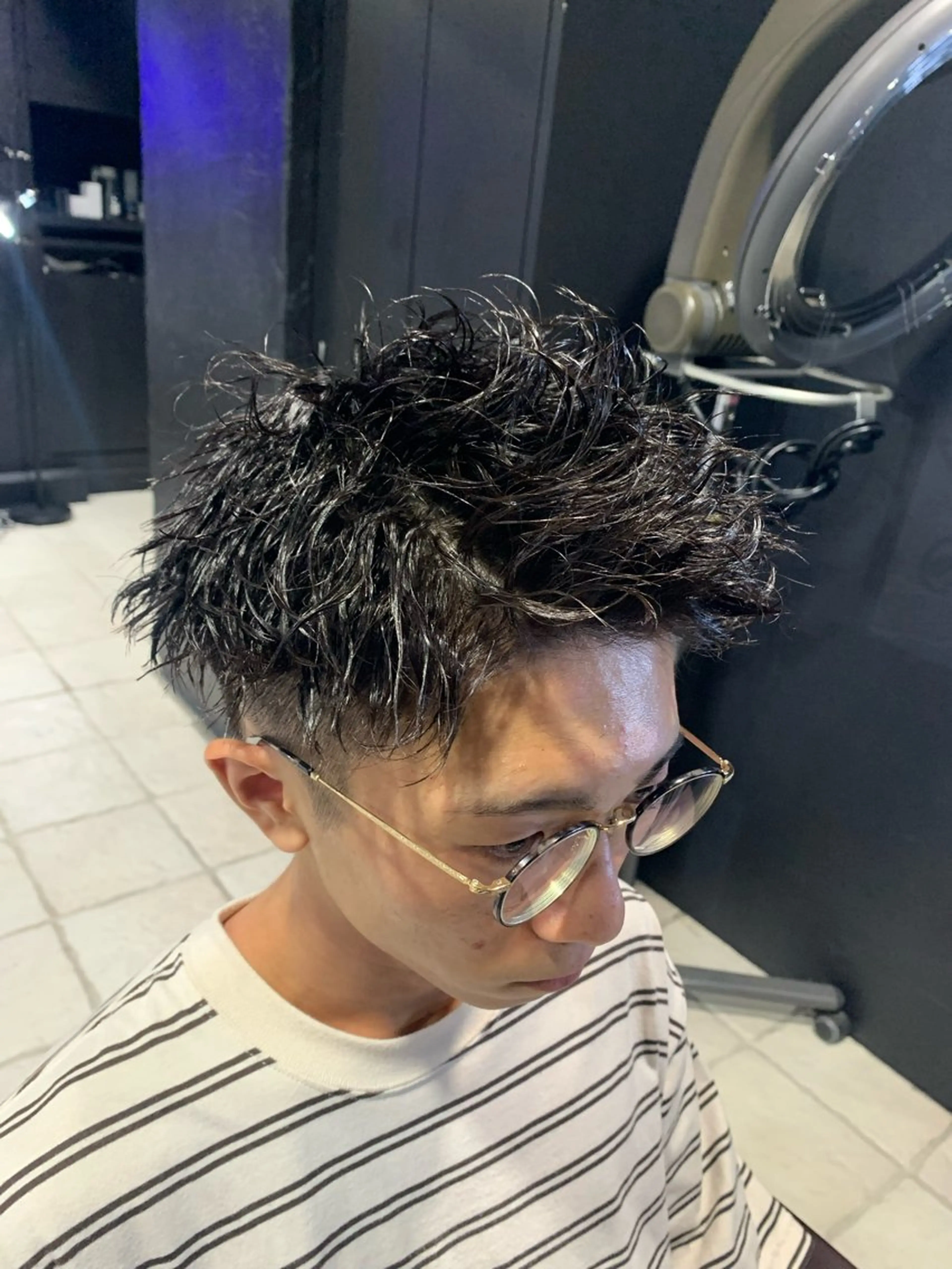 ショート メンズ アップバング 波巻きパーマ ショートヘア メンズパーマ/難波/ 心斎橋　室園亮佑のヘアスタイル