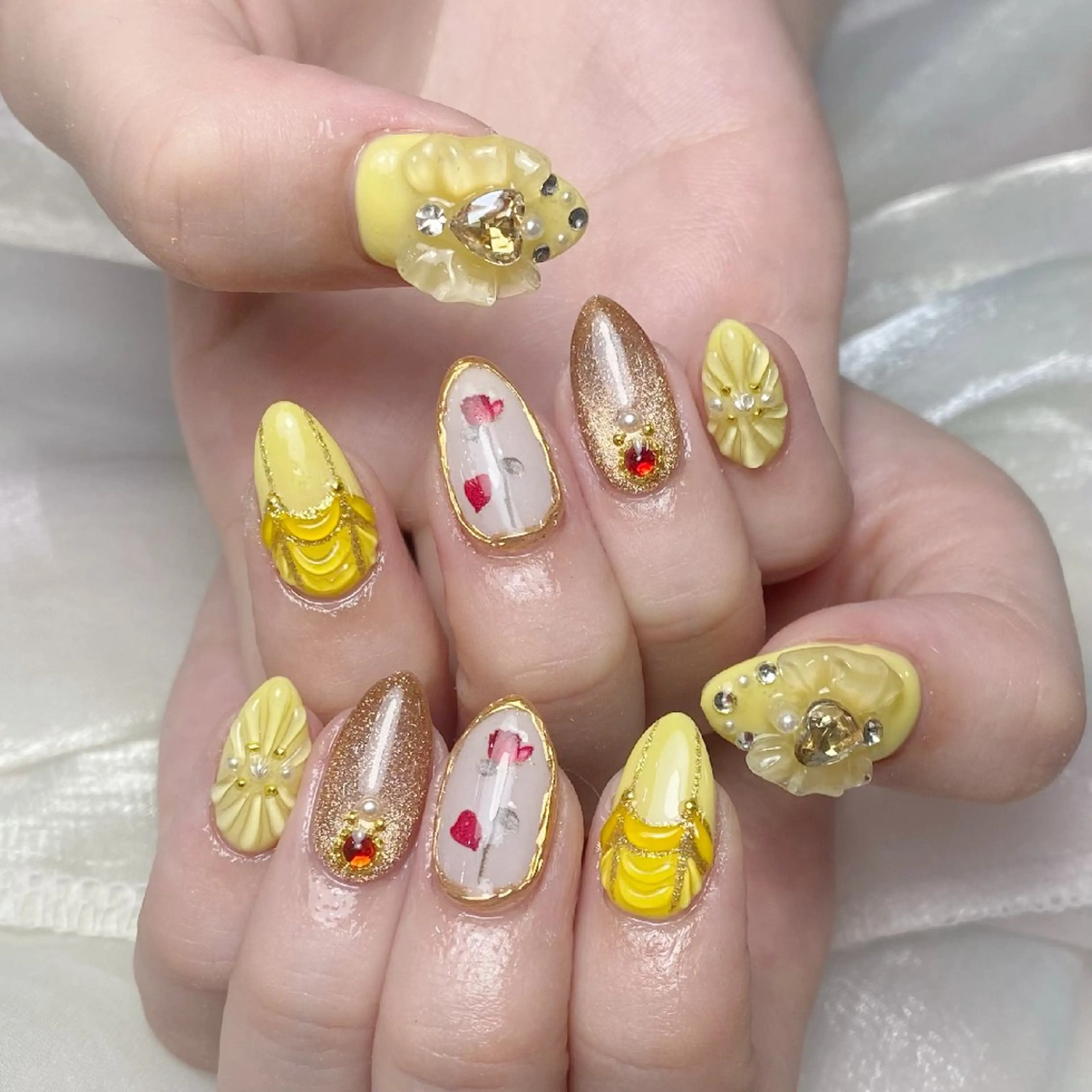 ネイル チークネイル フレンチネイル ジェルネイル ガーリー キラキラネイル ハンドネイル UM Nail Salonのネイルデザイン
