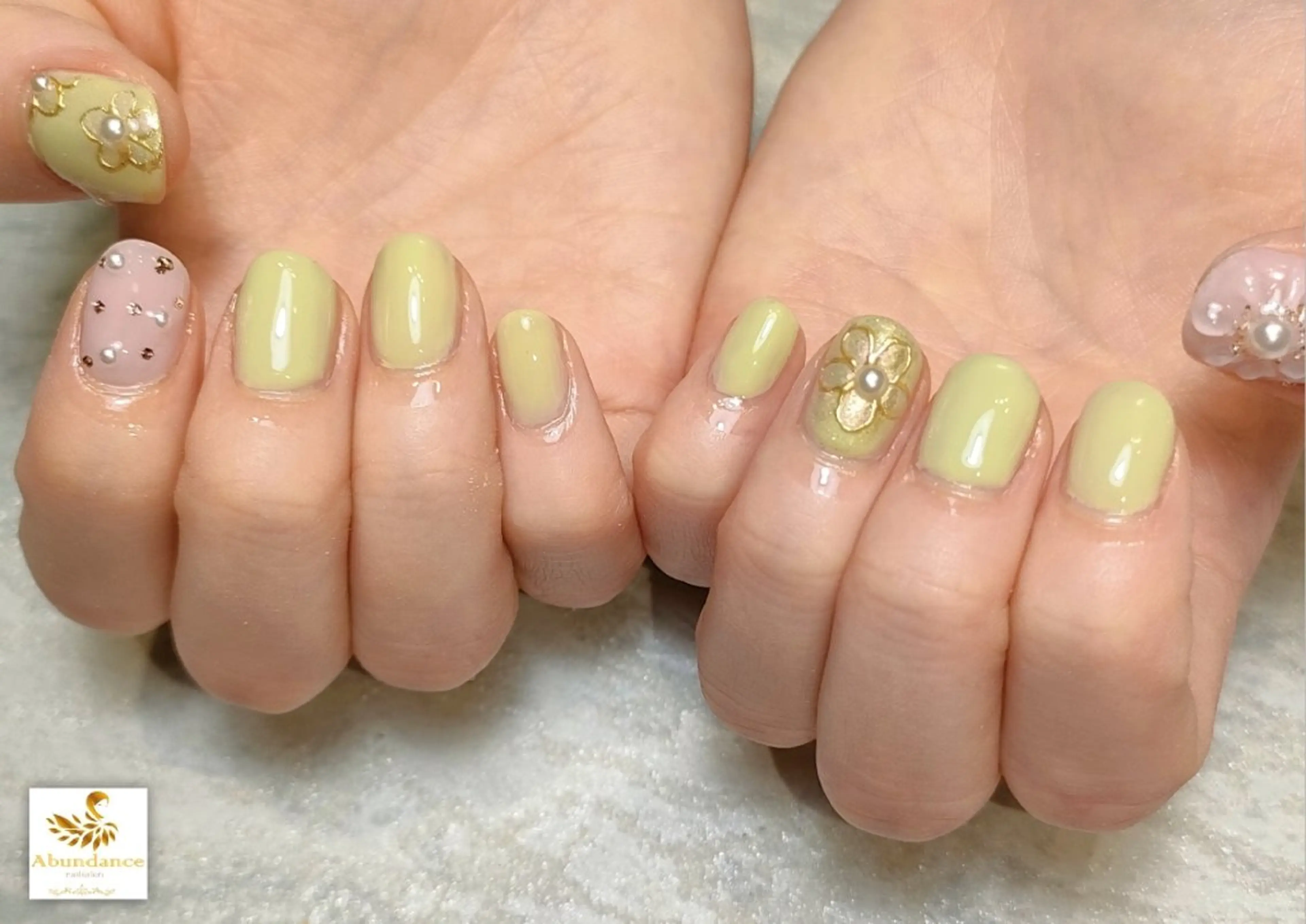 ネイル フラワーネイル ガーリー グリーン ピンク ピスタチオネイル ハンドネイル 完全予約制個室サロン Abundancesのネイルデザイン