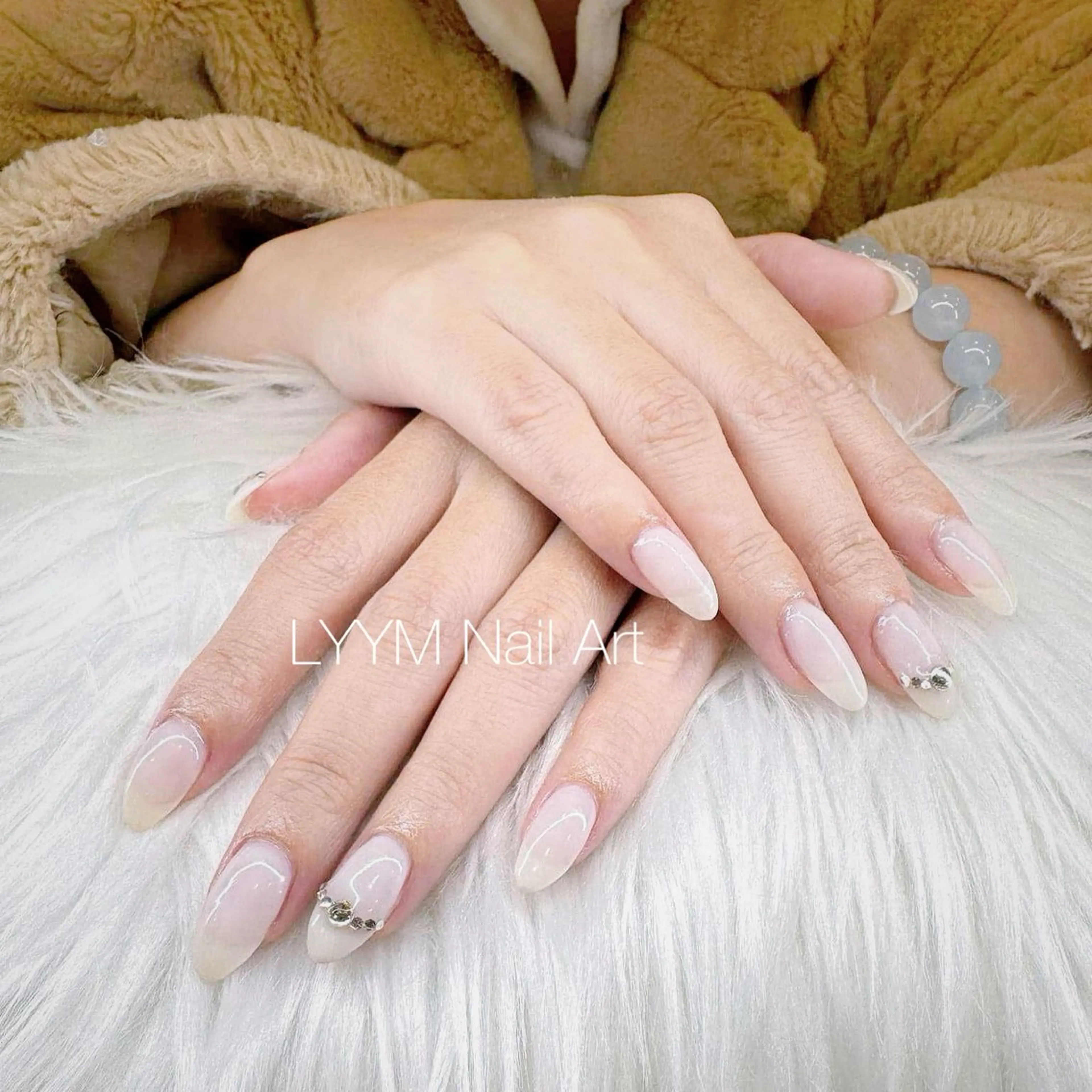 ネイル シンプルネイル ストーンネイル ハンドネイル LYYM Salonのネイルデザイン