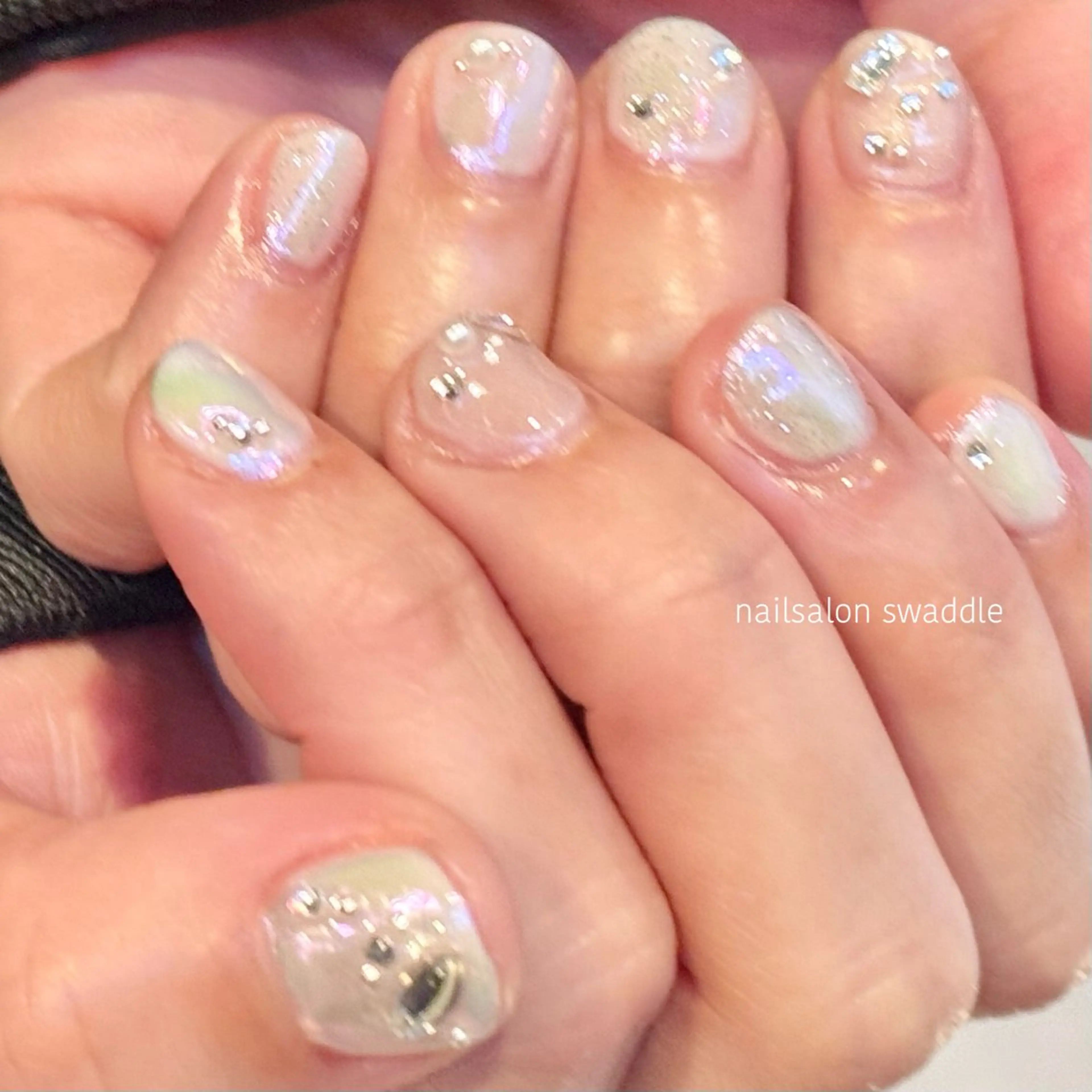 ネイル オーロラネイル ワンホンネイル ハンドネイル ハンドケア nail salon swaddle 🪽のネイルデザイン