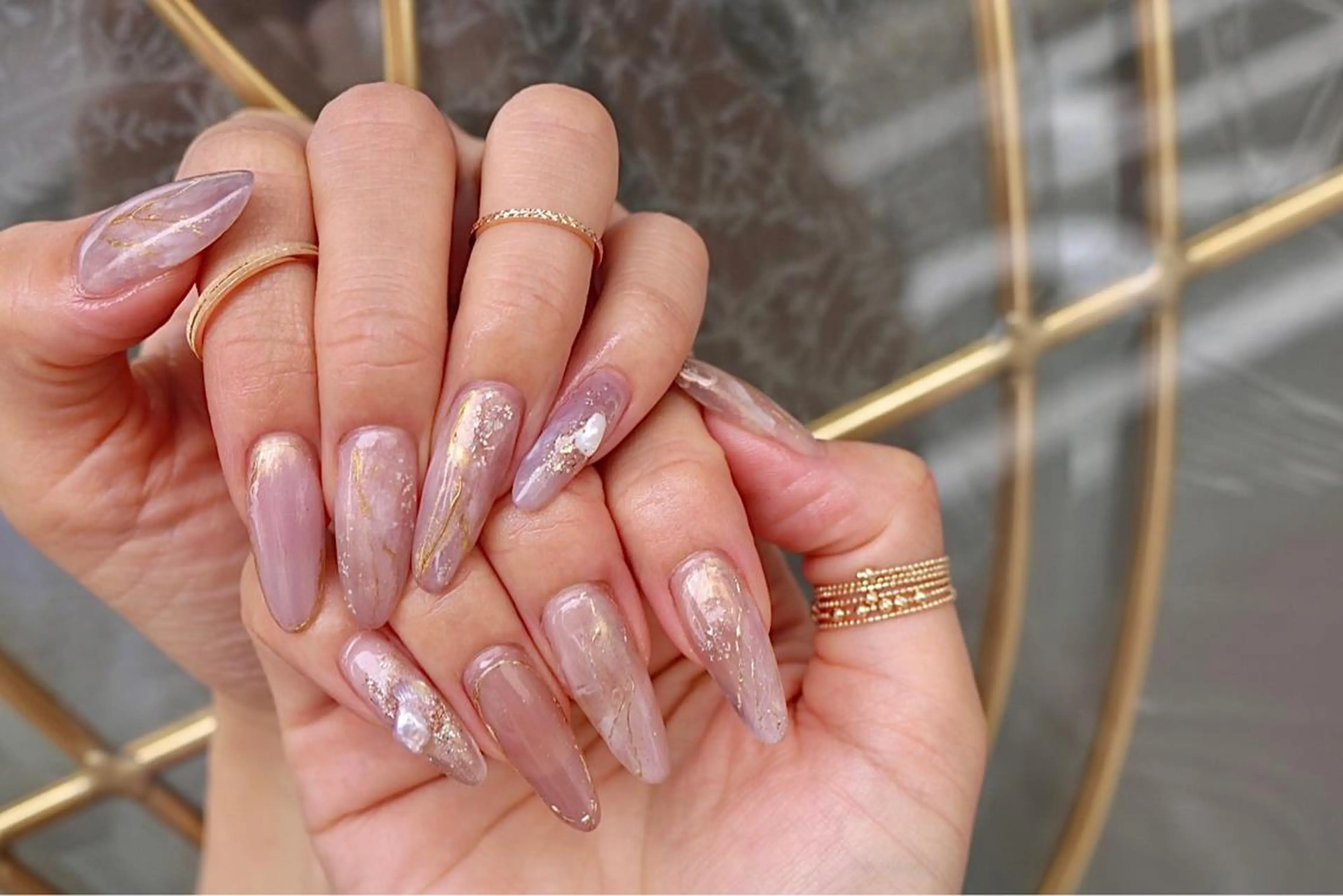 ネイル 成人式 ジェルネイル ゴールド ミラーネイル ニュアンスネイル ハンドネイル ハンドケア Lililas サロン&スクールのネイルデザイン