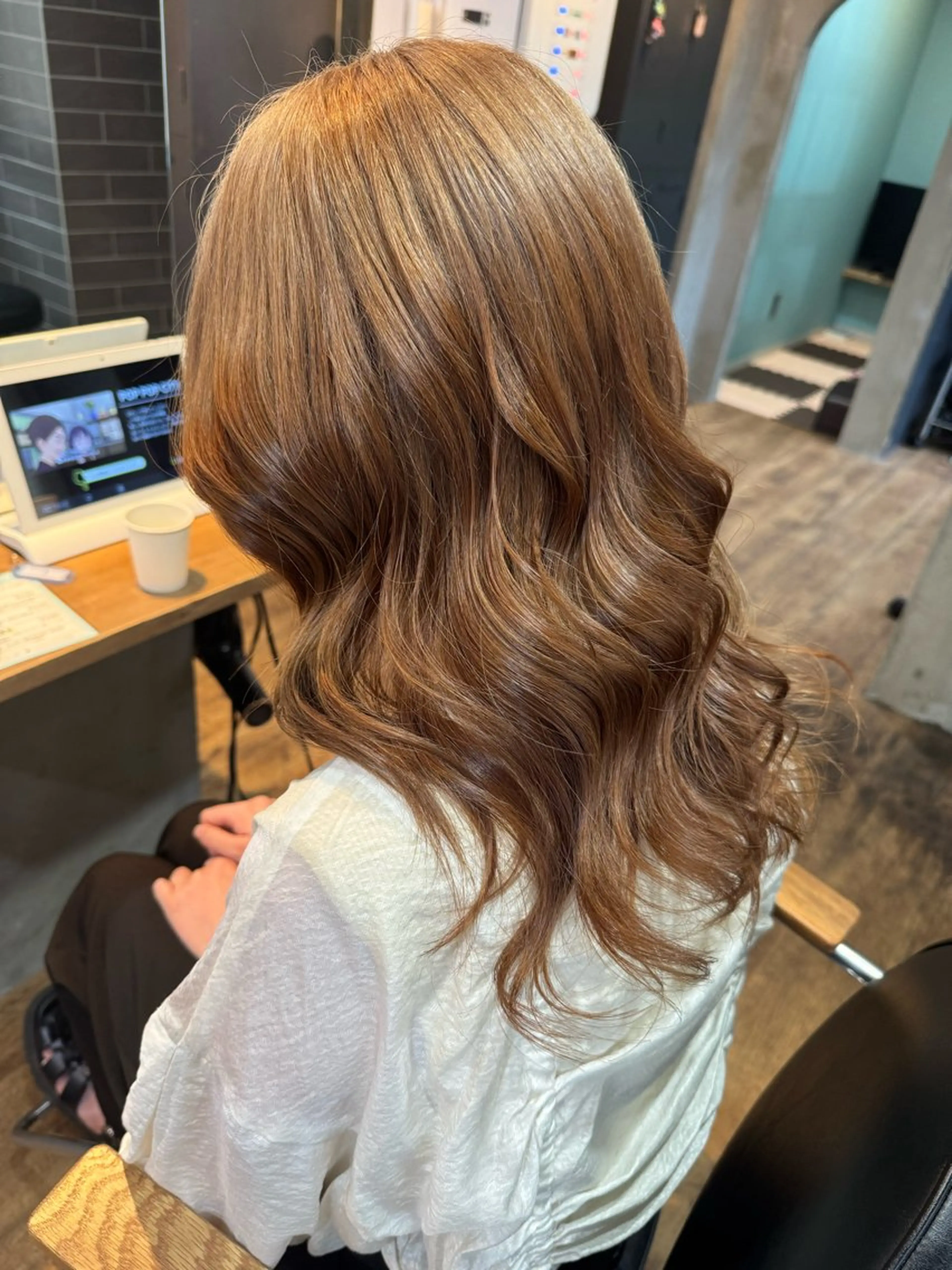 セミロング カラー Eleanor spa&treatment 札幌店内にあるシェアサロン【WHITE】所属・シルクハイトーン / 髪質改善🦋MIKUのヘアスタイル