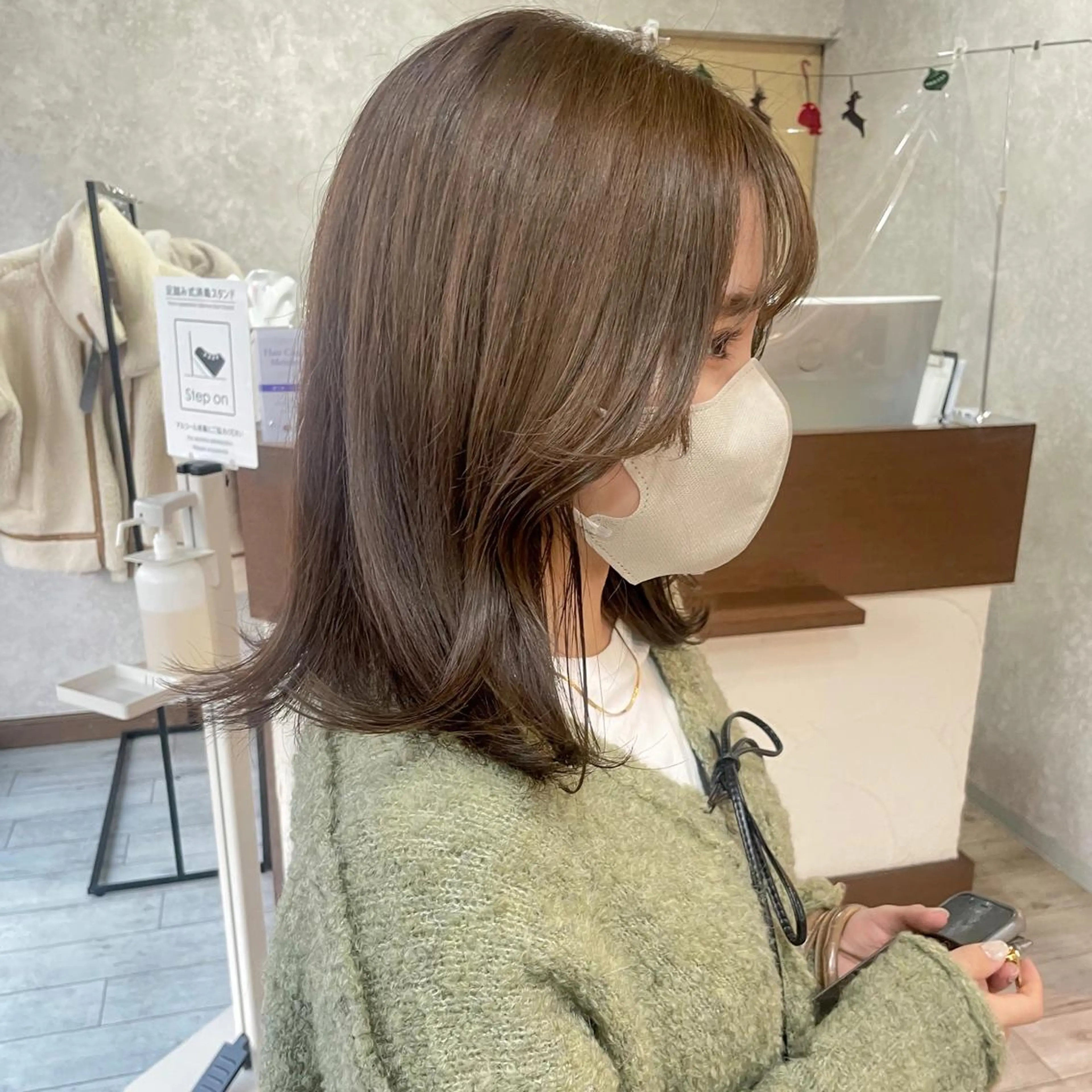 ミディアム カラー ベージュカラー ブリーチ ブリーチなしカラー オリーブベージュ 顔周りカット ヘアカラー トリートメント 高橋 みく/ minim 暖色のヘアスタイル