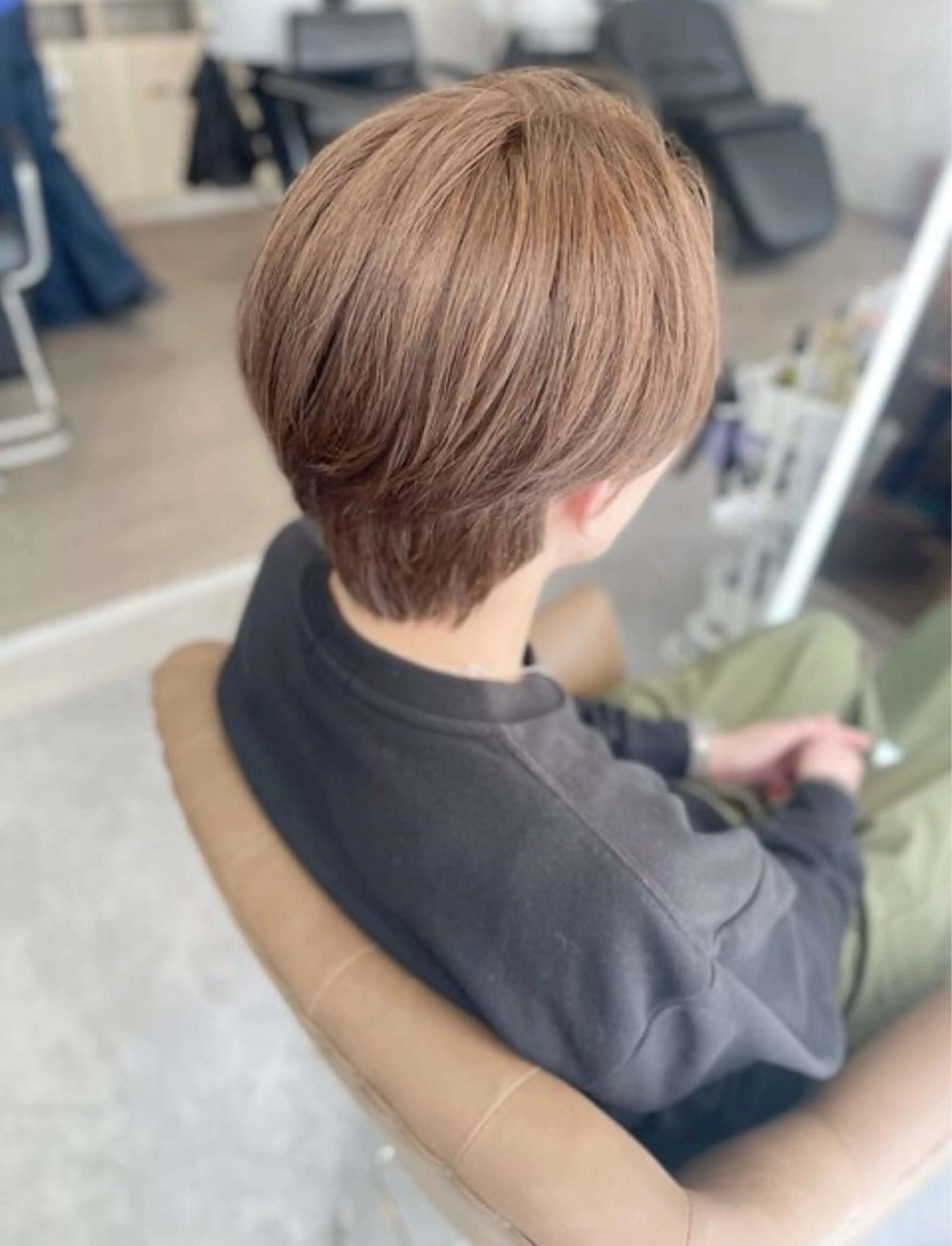 ショート カラー メンズ メンズブリーチ ベージュカラー ブリーチ ブラウンカラー ブラウンベージュ カット ヘアカラー ilu by  Atmos所属・近藤 叶大のヘアスタイル