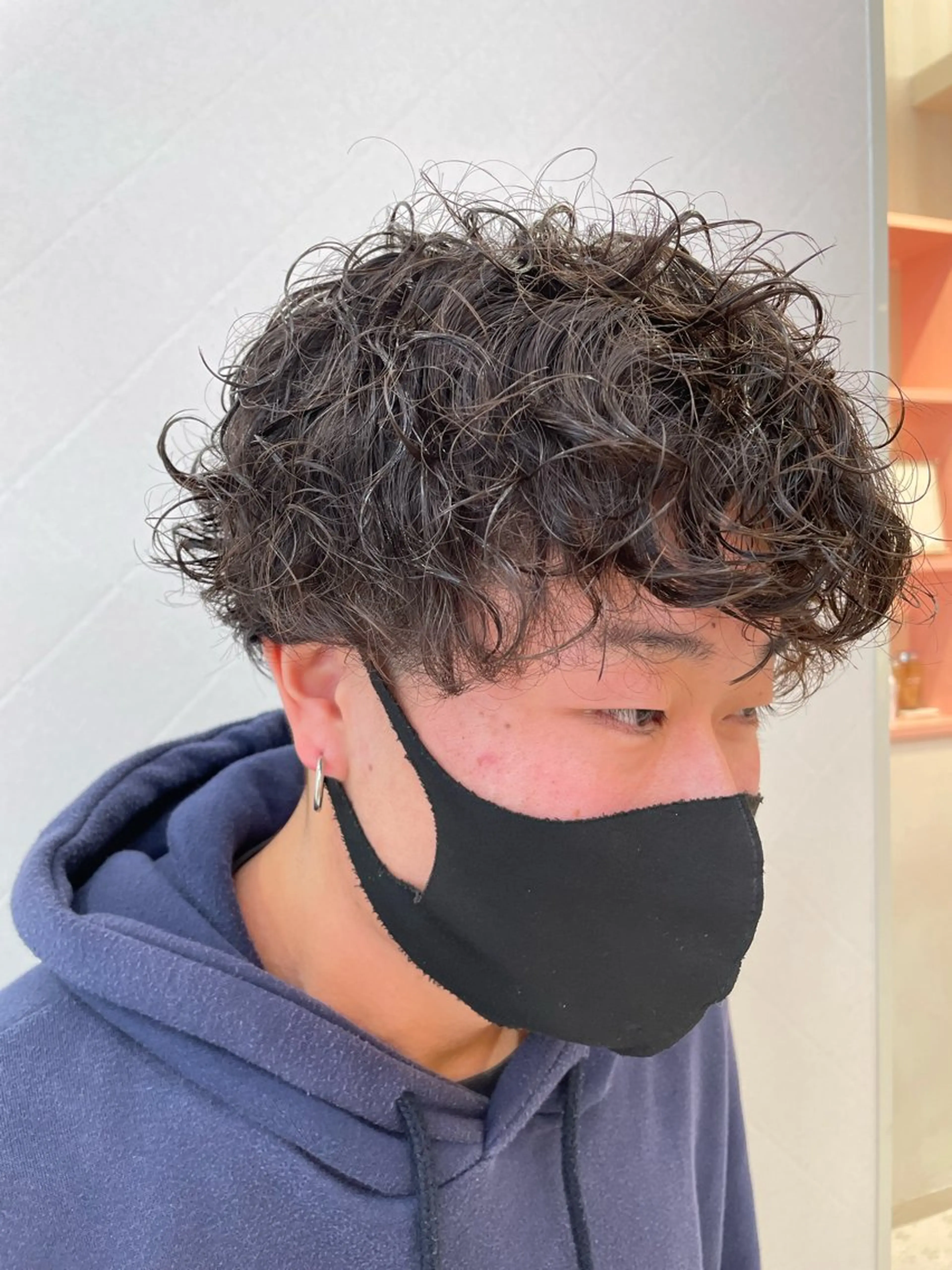 ショート パーマ メンズ マッシュ メンズパーマ プードルパーマ プードルパーマ 顔周りレイヤー／ 似合わせ／古津遼平のヘアスタイル