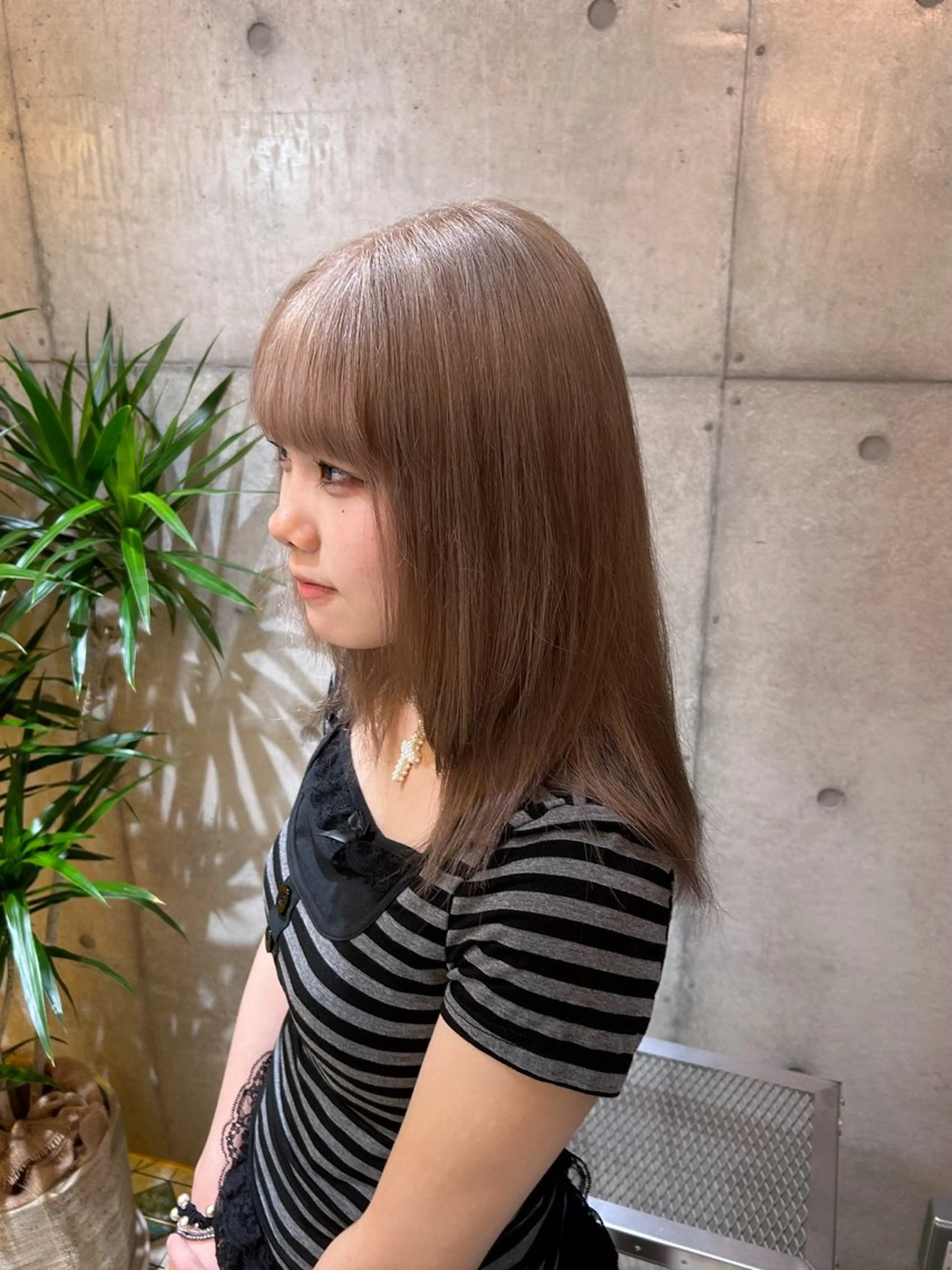 セミロング カラー ヘアカラー iris名駅 ハイトーンブリーチ【イリス】所属・閼伽井 誇和のヘアスタイル