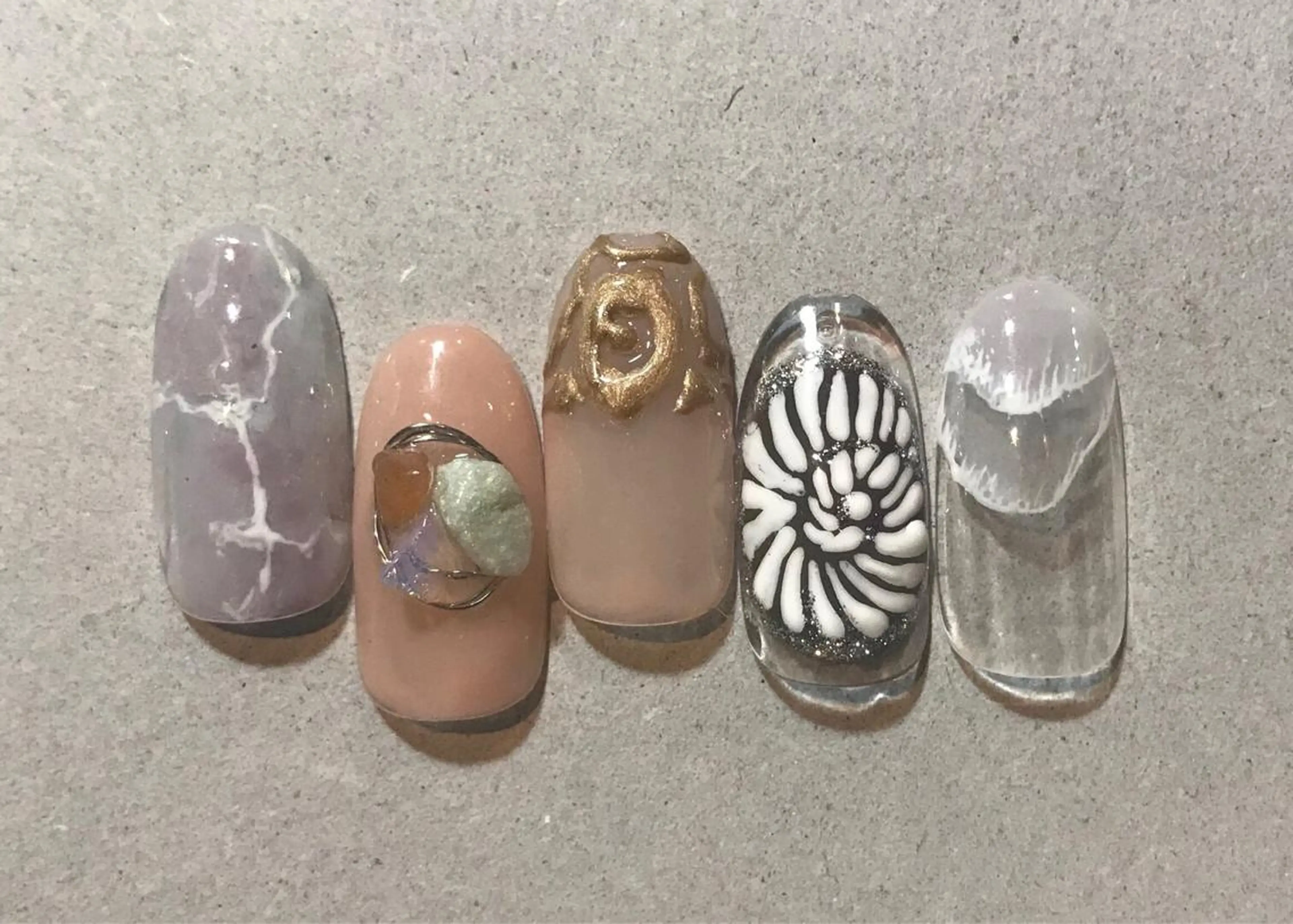 ネイル キラキラ オメメのネイルデザイン