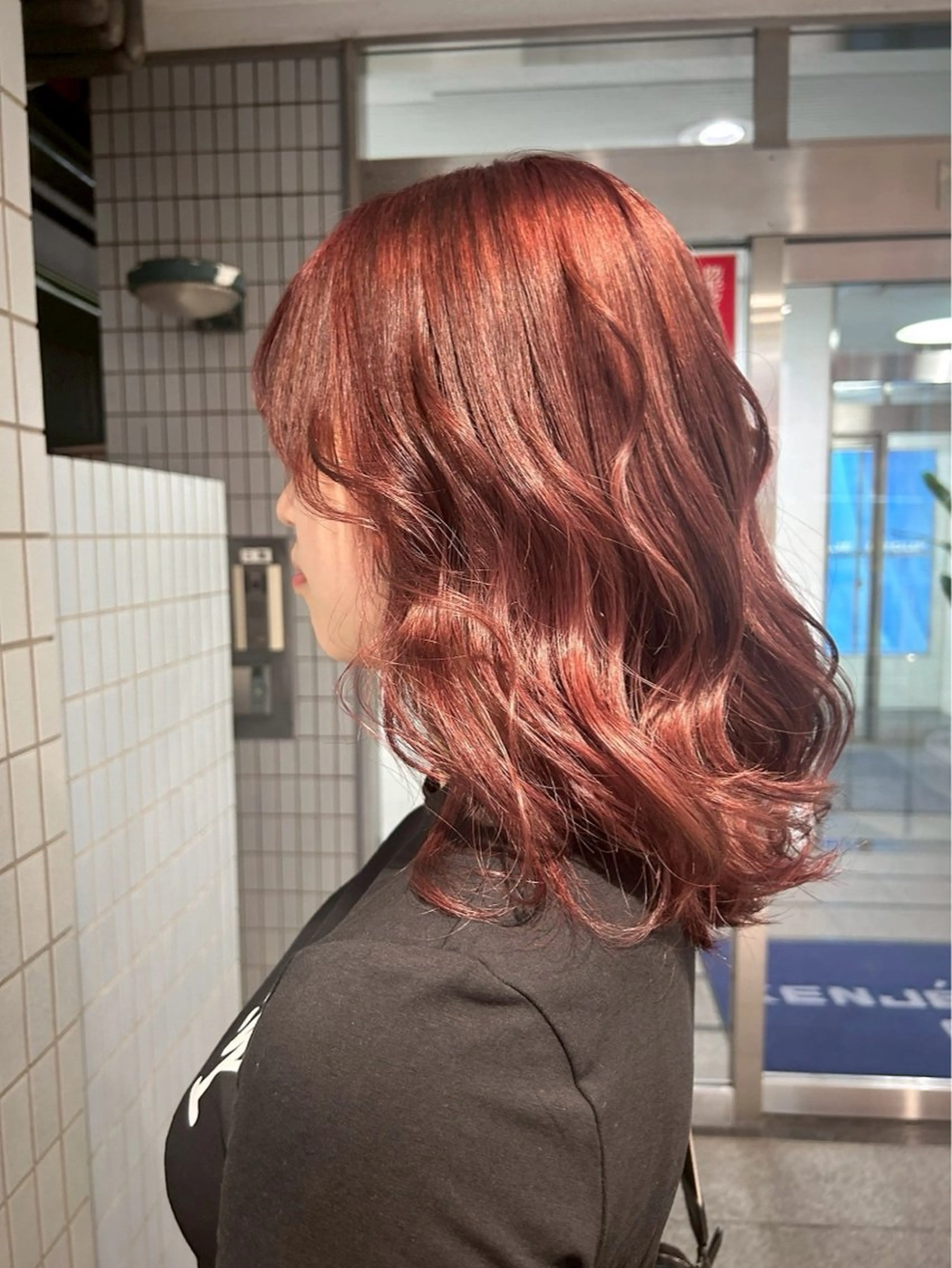 ミディアム ハルカ/暖色カラー/ ブリーチカラーのヘアスタイル