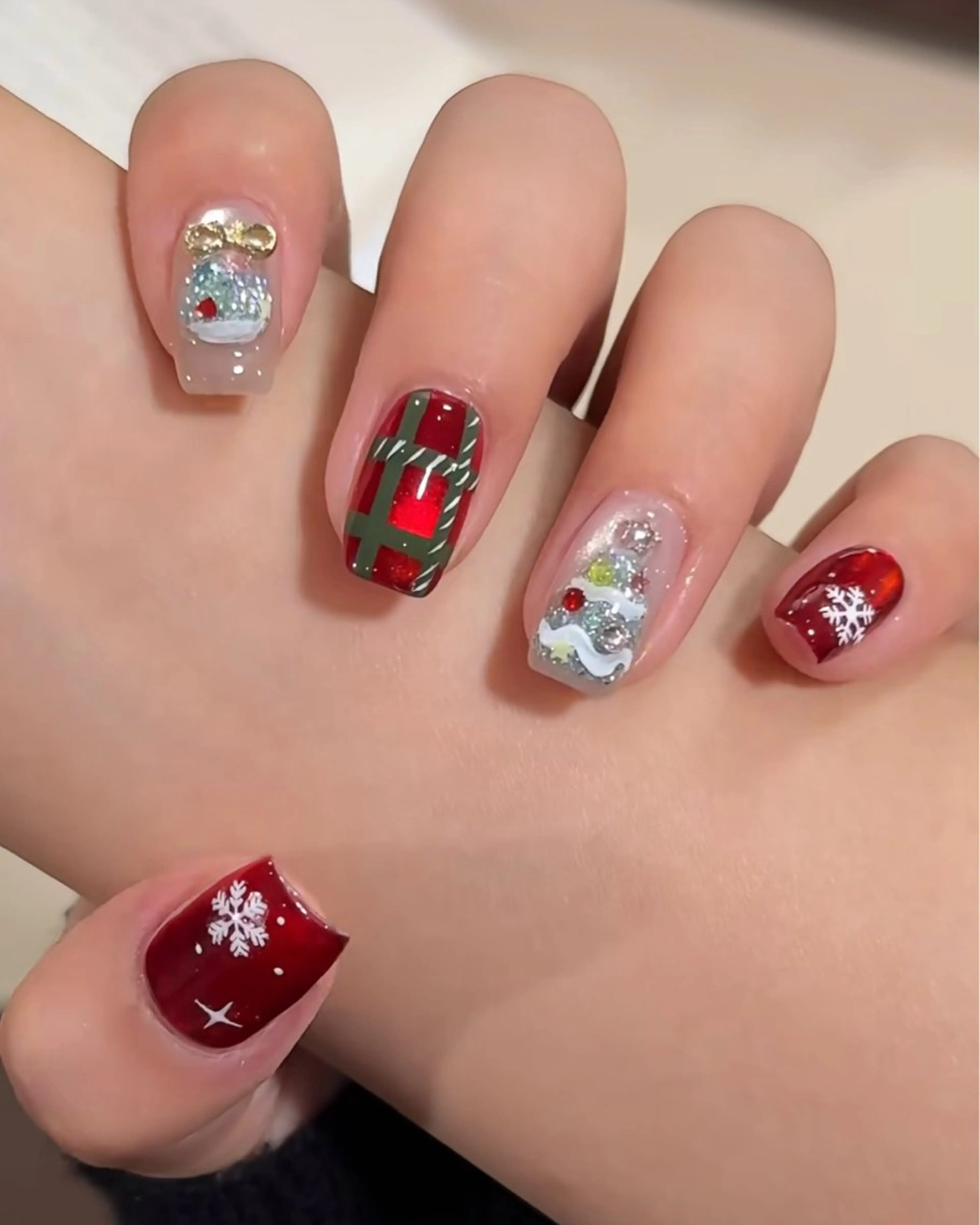 ネイル ブルー チークネイル フレンチネイル ハート ホログラムネイル ハンドネイル インフィニティ ネイルサロンのネイルデザイン