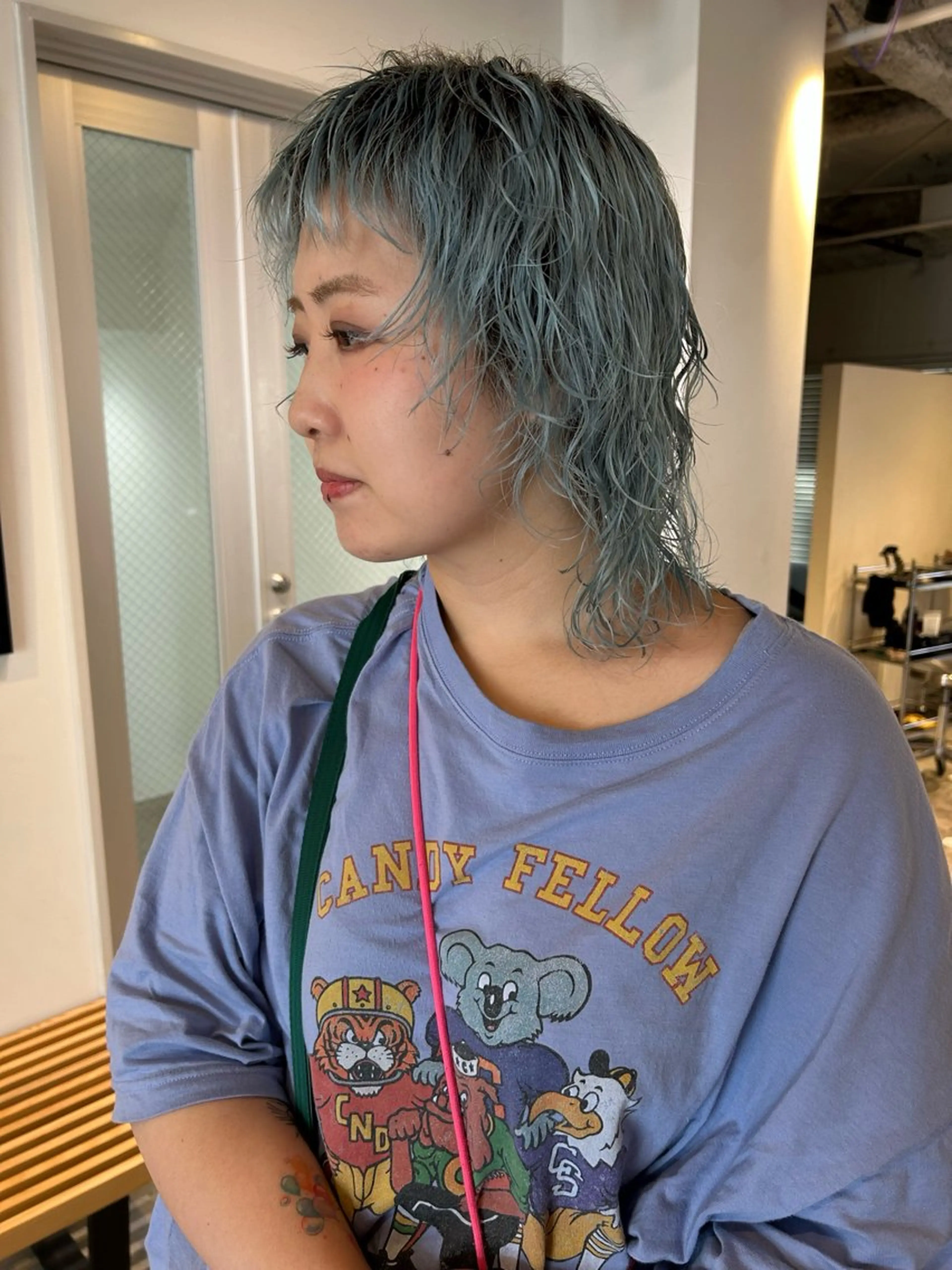 ミディアム カラー パーマ ミディアムパーマ ブリーチ ブロンド ブルーカラー ハイトーンカラー カット ヘアカラー パーマ Loom.所属・村上雅人 ナチュラルモードのヘアスタイル