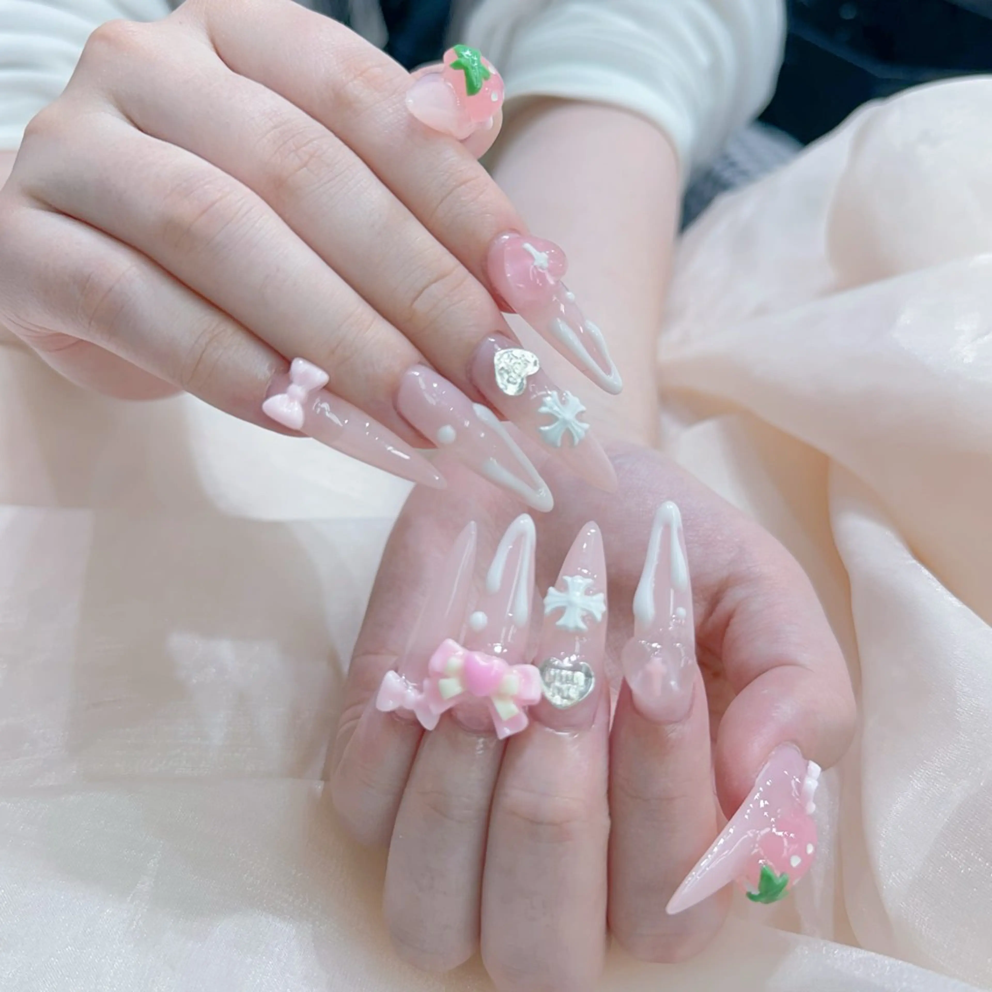 ネイル オーロラネイル フレンチネイル ハート キラキラネイル 韓国ネイル ハンドネイル Melody Nail所属・Melody  3D/スカルプ専門店のネイルデザイン