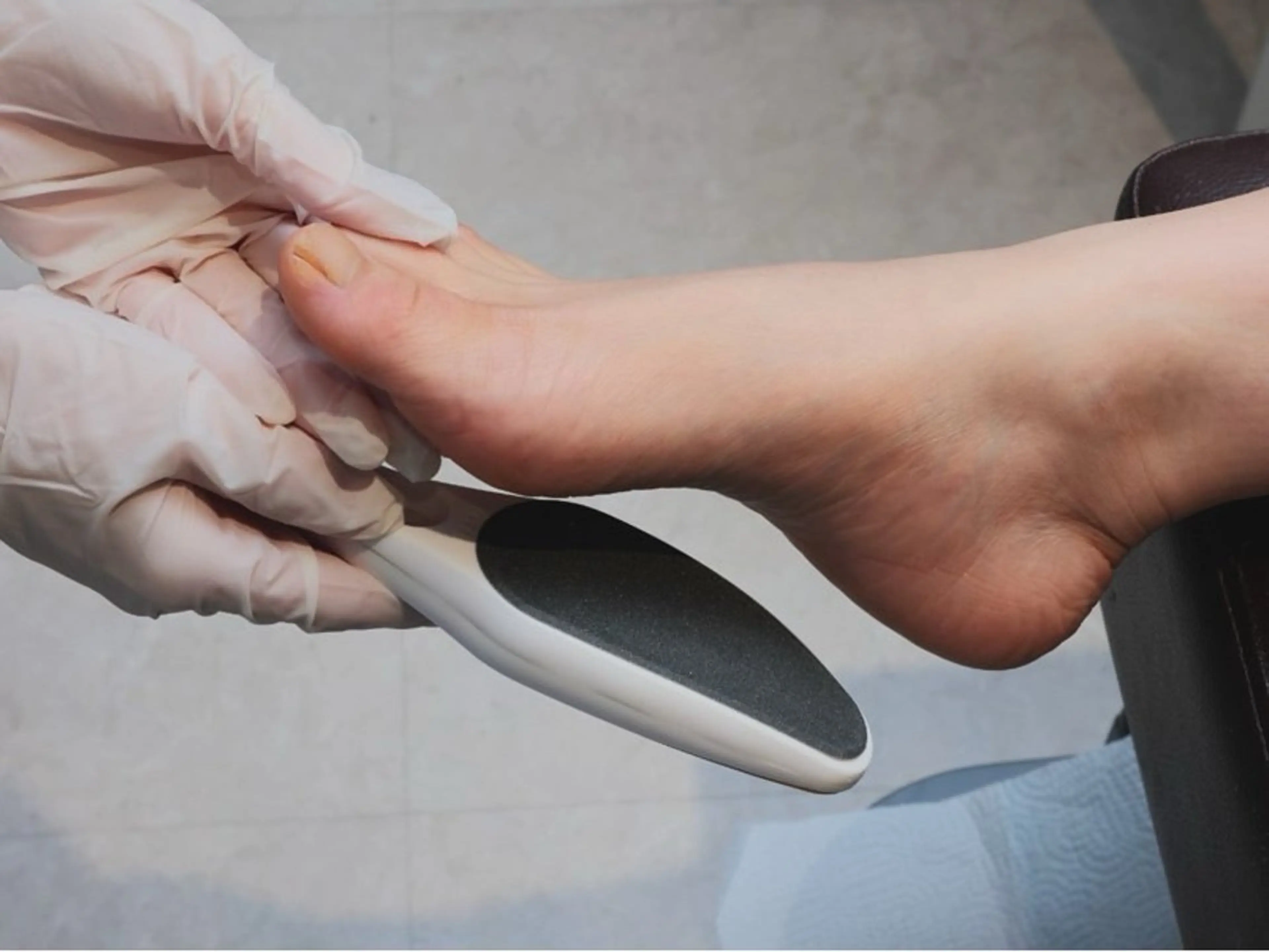 フット角質ケア🦶🏼🫧サンダルの季節に向け、足裏の角質を取りツルツルな足裏を手に入れましょう✨の写真