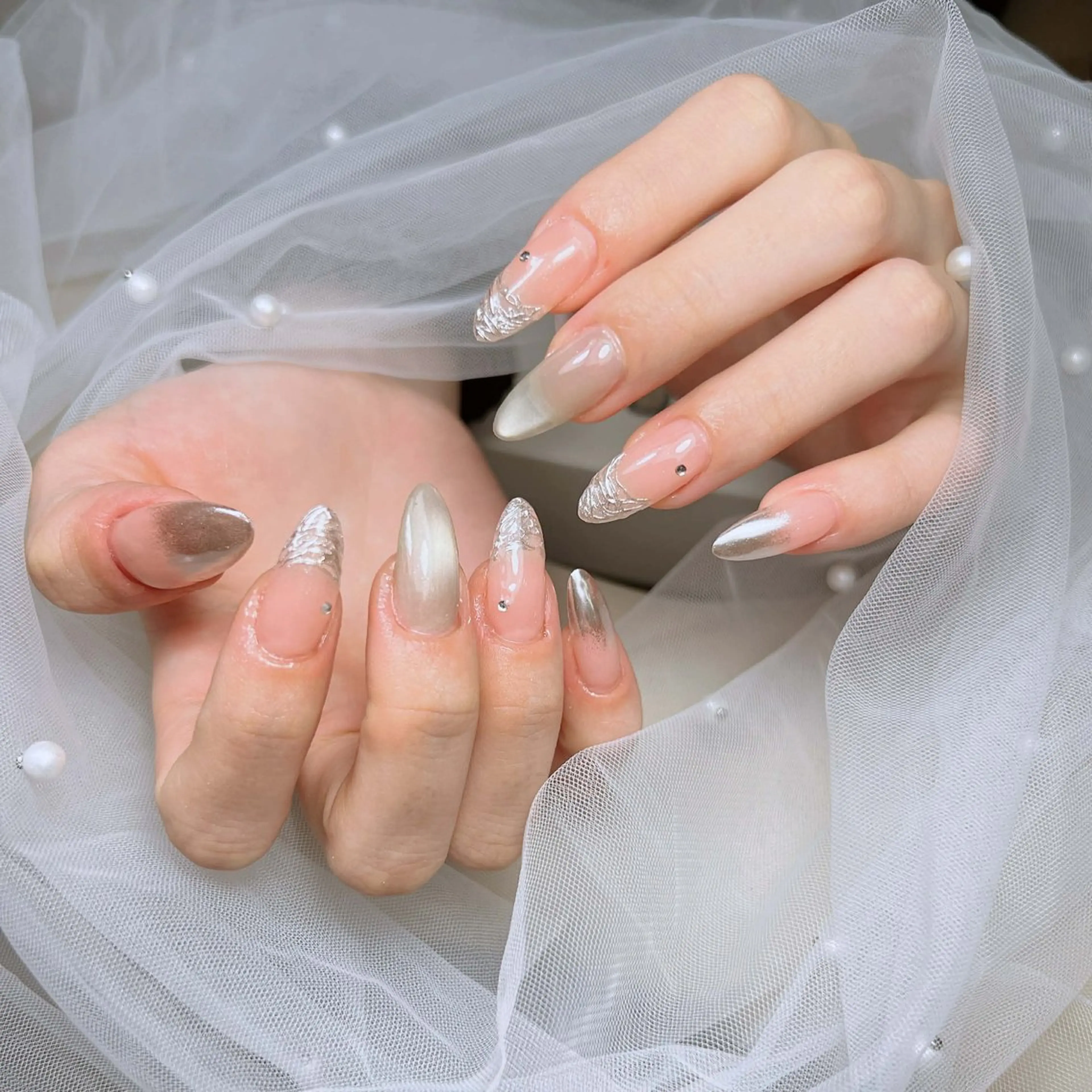 ネイル アートネイル オーロラネイル チークネイル 長さ出し フットネイル ハンドネイル ハンドケア Mio_ Noiranailのネイルデザイン