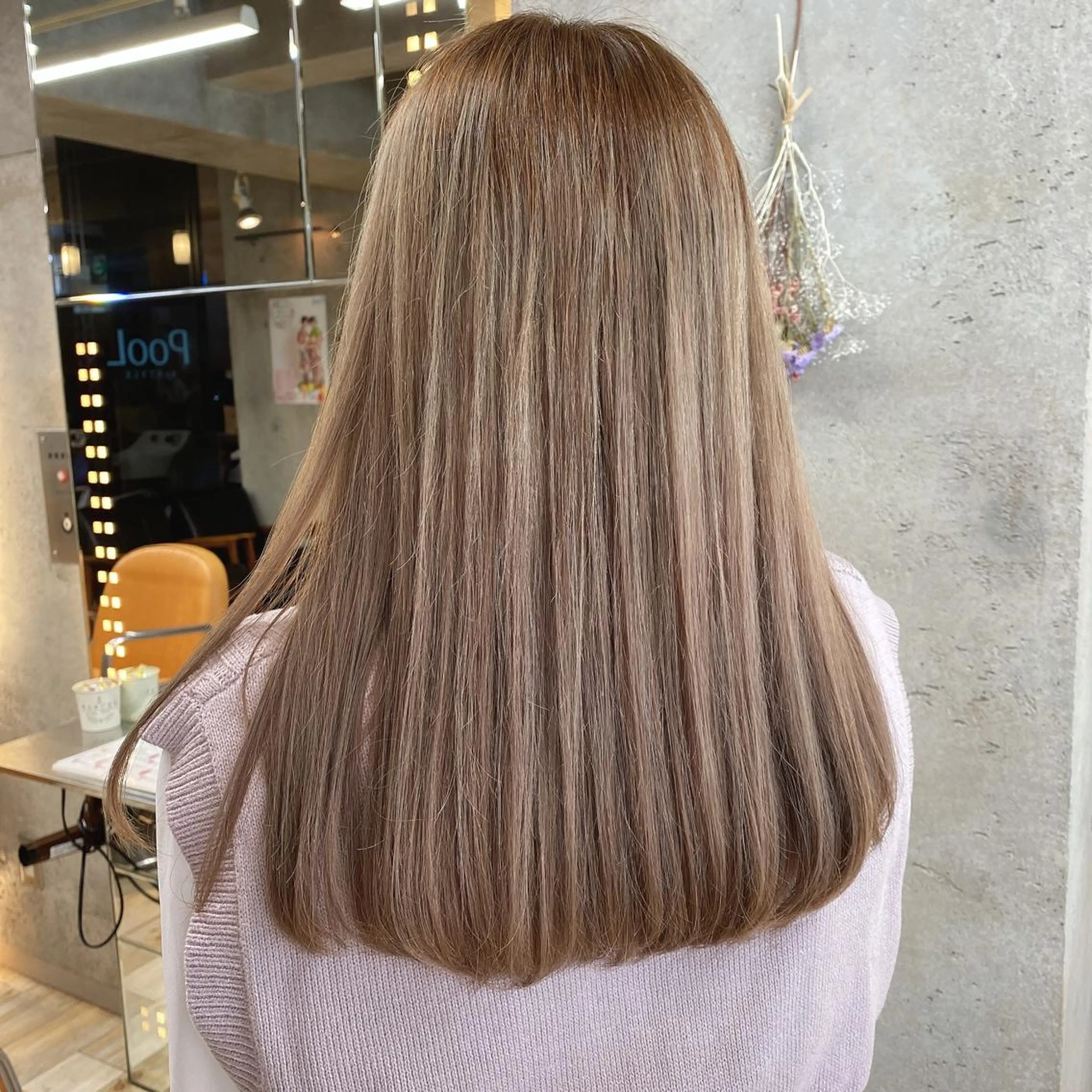 ロング カラー ベージュカラー wakana 【ブリーチカラー】のヘアスタイル