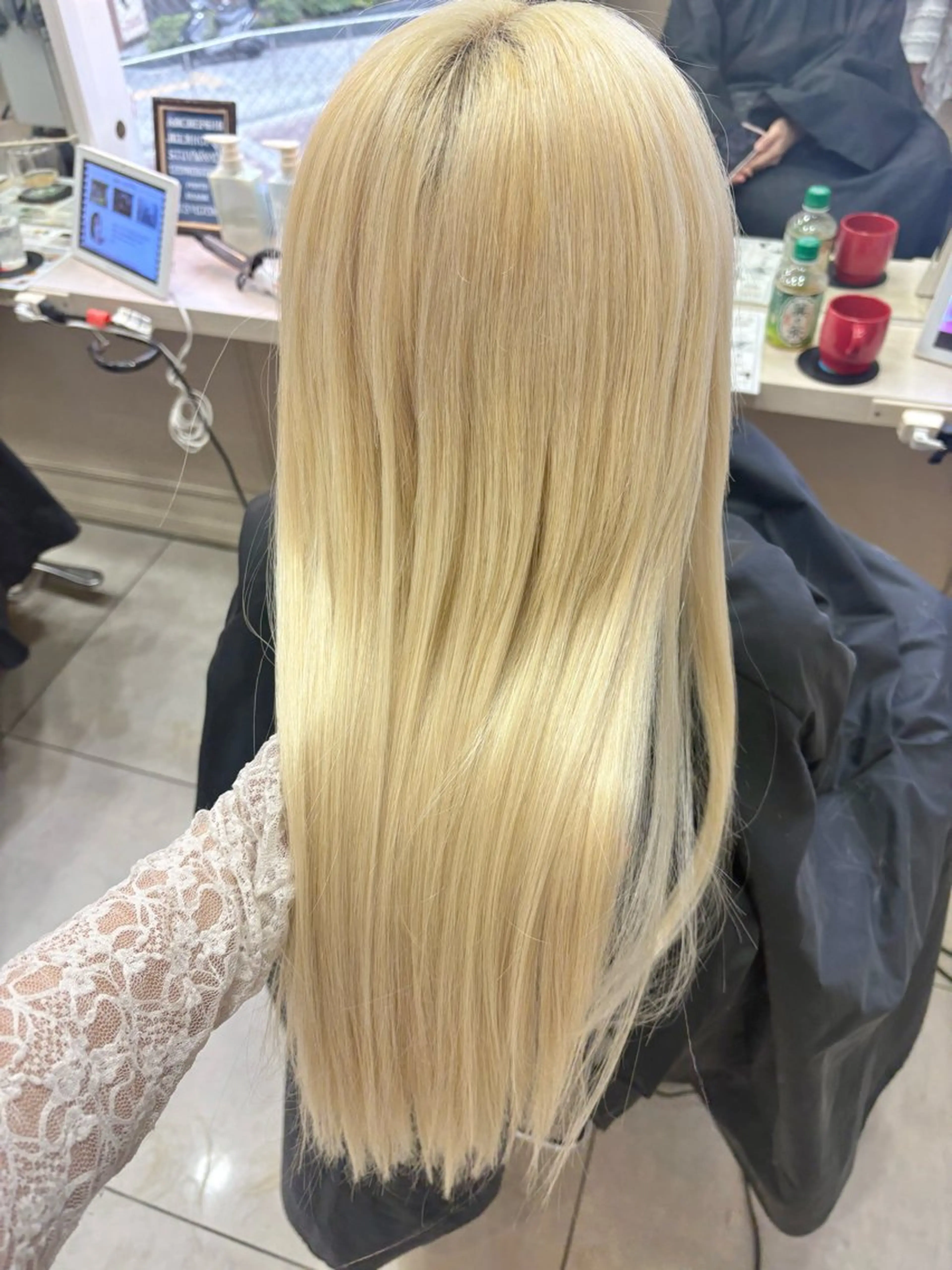ロング カラー シールエクステ ブリーチ ブロンド ケアブリーチ エクステ ヘアカラー エクステ ハイトーンカラー シールエクステのヘアスタイル