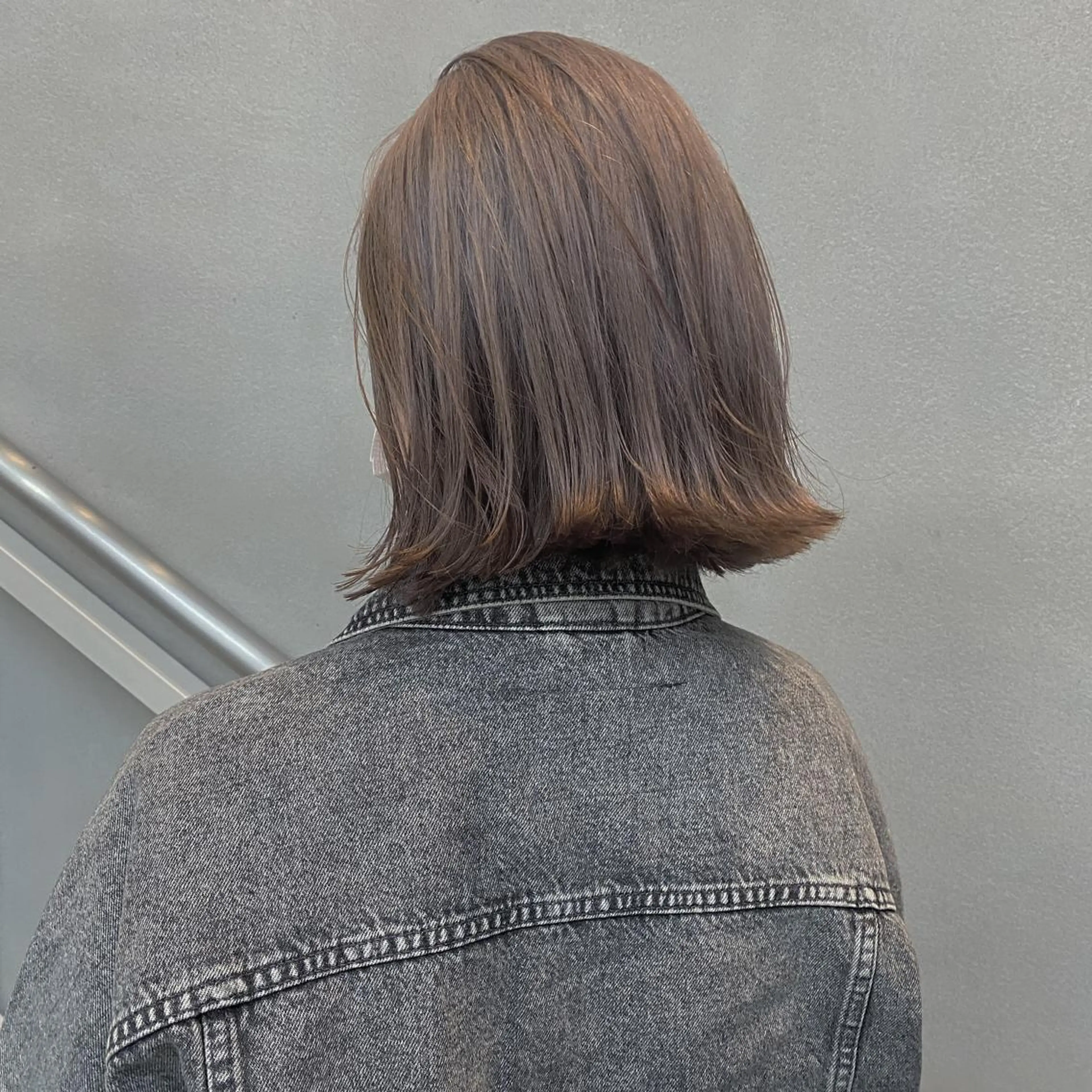 ショート カラー ベージュカラー 黒髪 ブリーチ ハイトーンカラー ホワイトベージュ カット ヘアカラー トリートメント ウルフカット 811 大阪梅田 ウルフのヘアスタイル