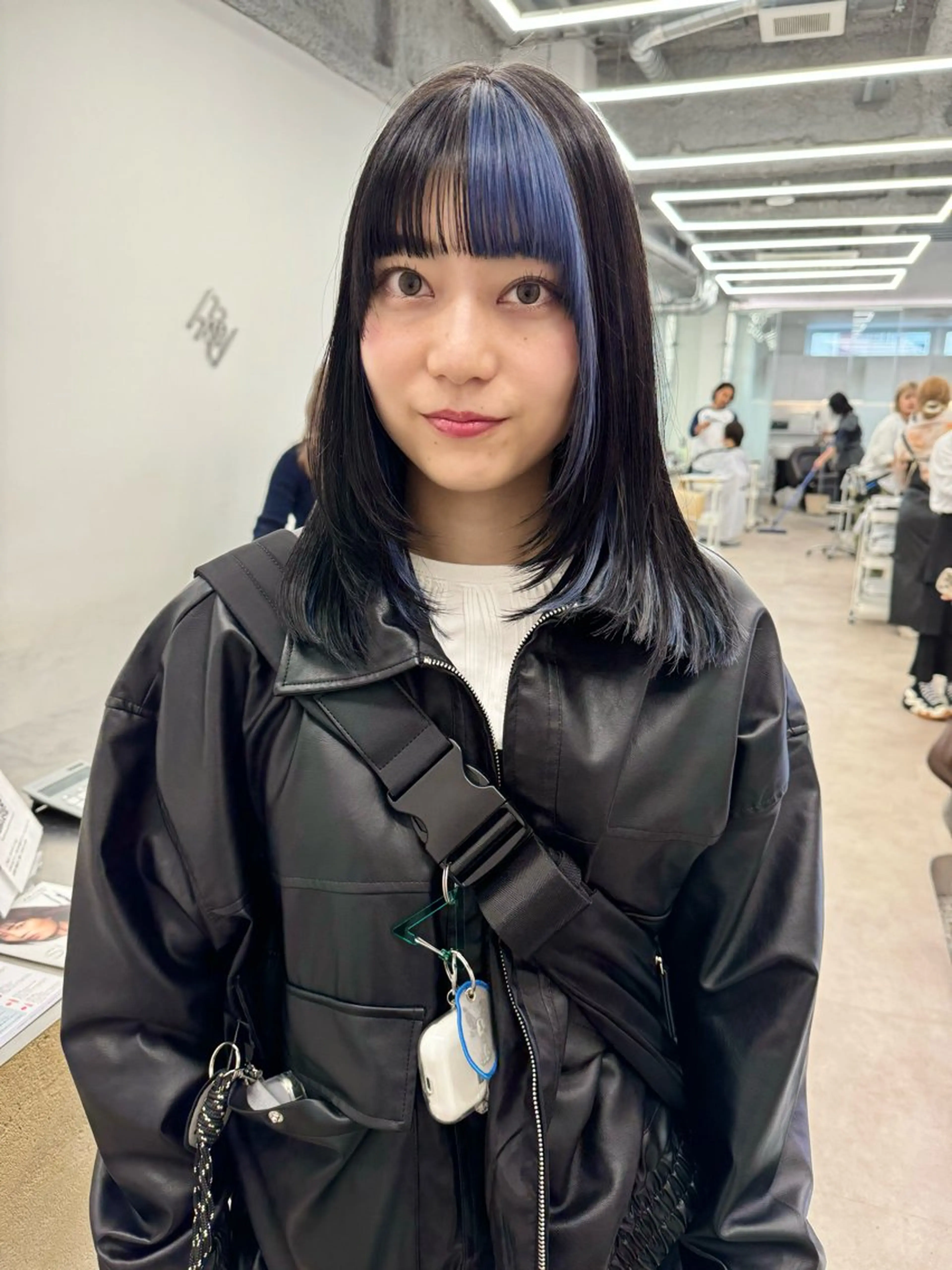 セミロング ヘアカラー ✨ブリーチ/顔周り レイヤー¦YUKA✨のヘアスタイル