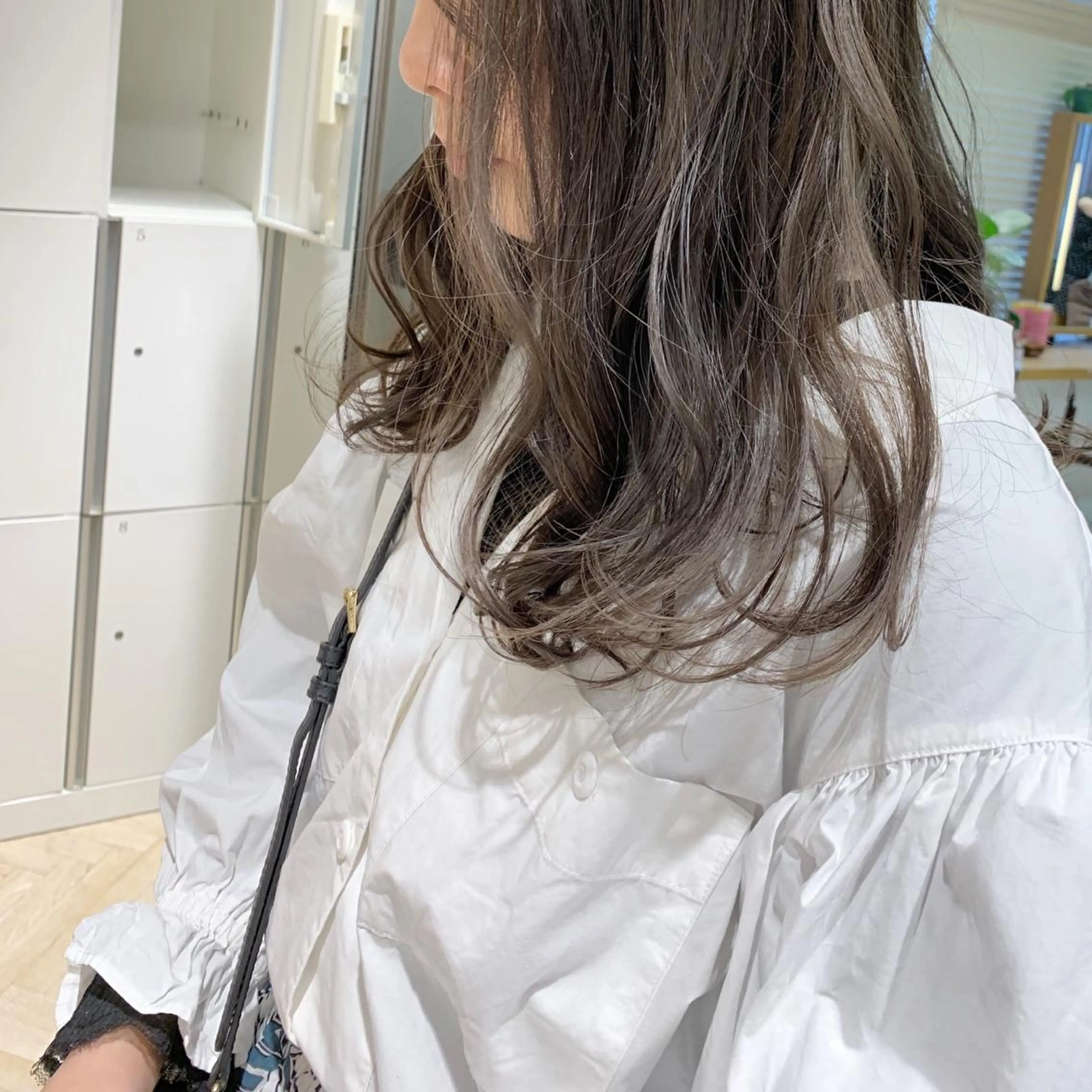 セミロング カラー ヘアアレンジ グレージュ ハイライトカラー ハイトーンカラー ハイライト 🫧透明感カラー/ ボブ/小笠原汐海🪽のヘアスタイル