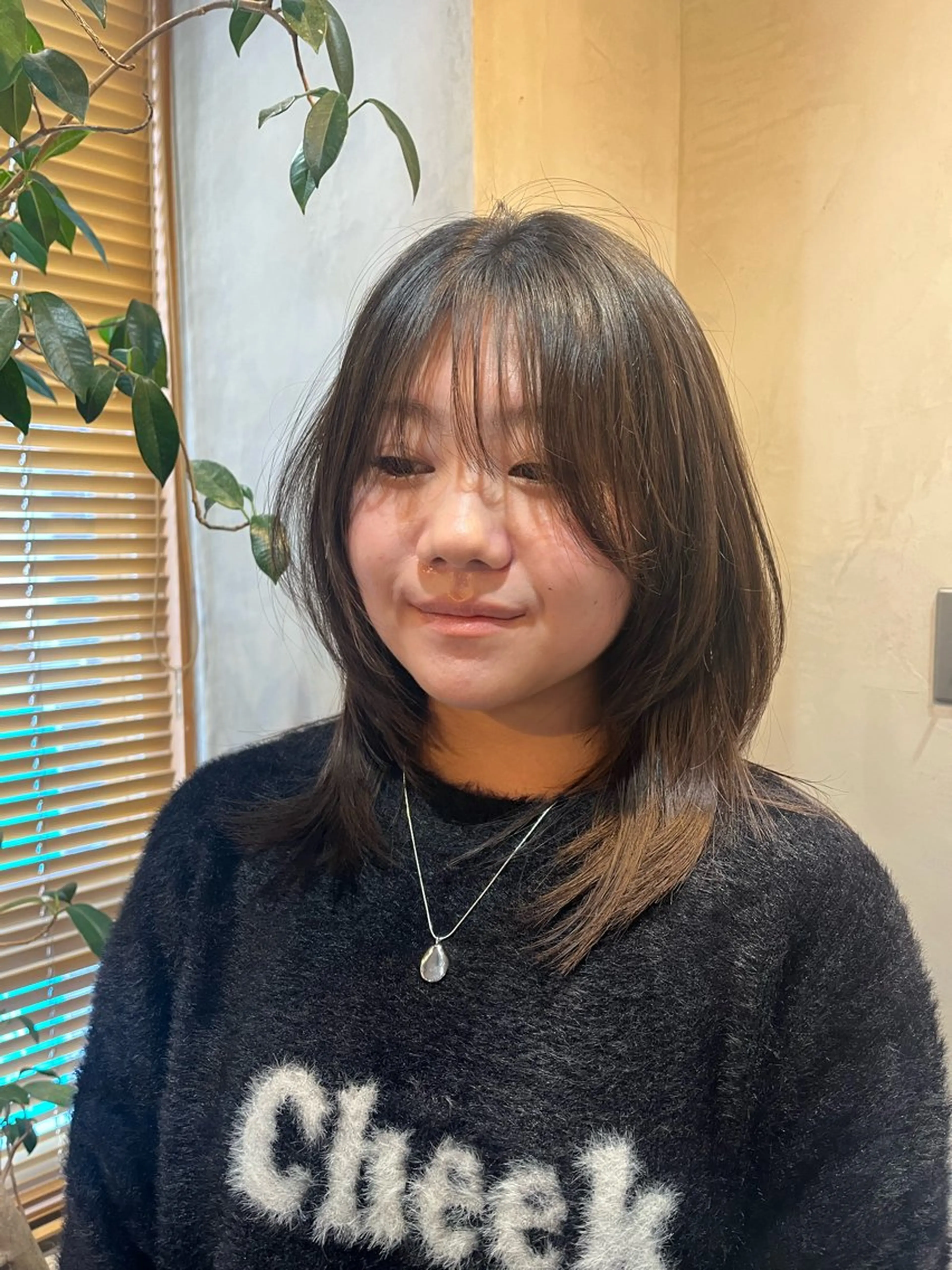 ミディアム レイヤーカット カット sourceliebe所属・韓国風前髪顔周り バーバーakaneのヘアスタイル