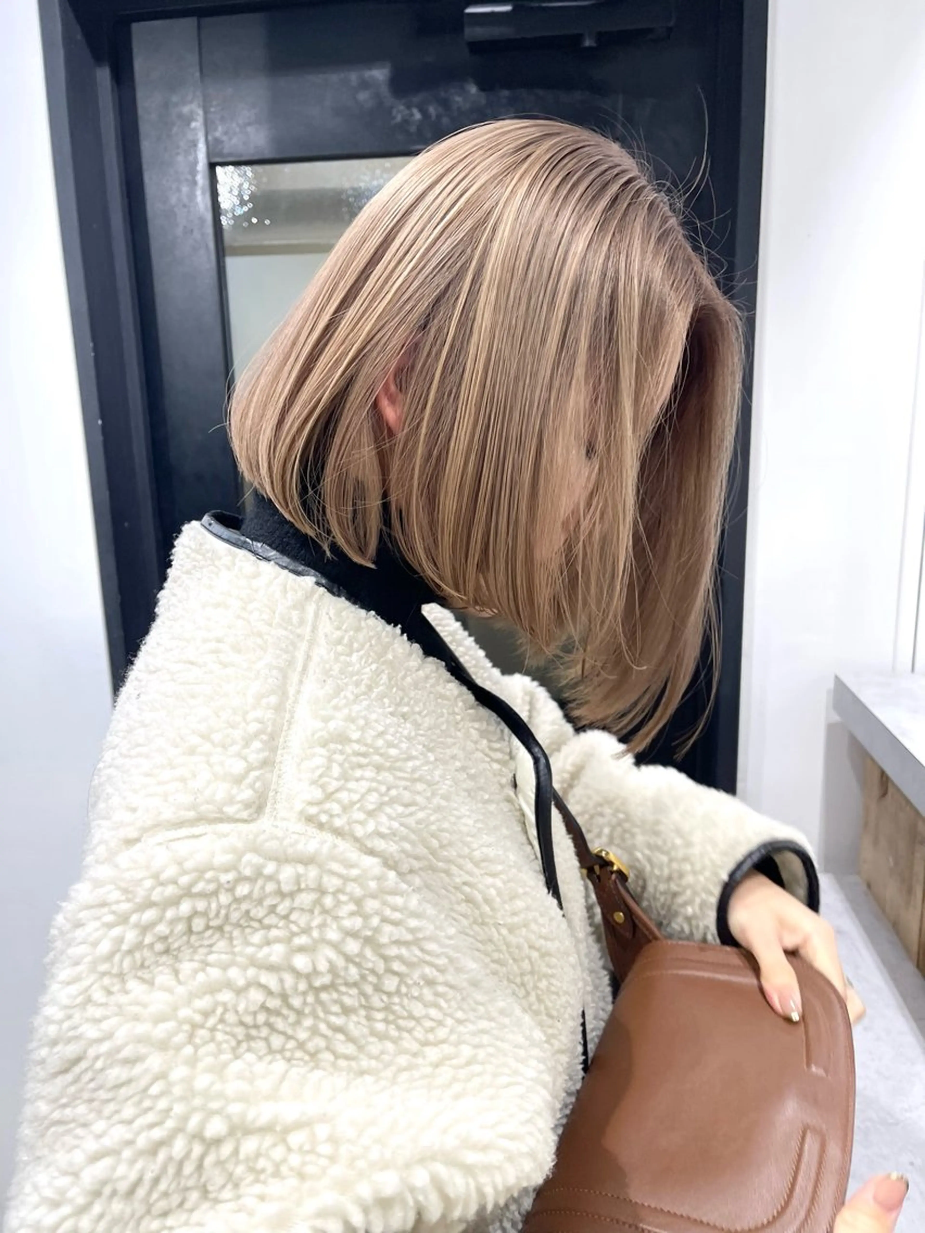 ショート カラー 切りっぱなしボブ ブリーチ グレージュ ピンクカラー ボブ FOLK所属・白髪ぼかしハイライト バレイヤージュヤマトのヘアスタイル