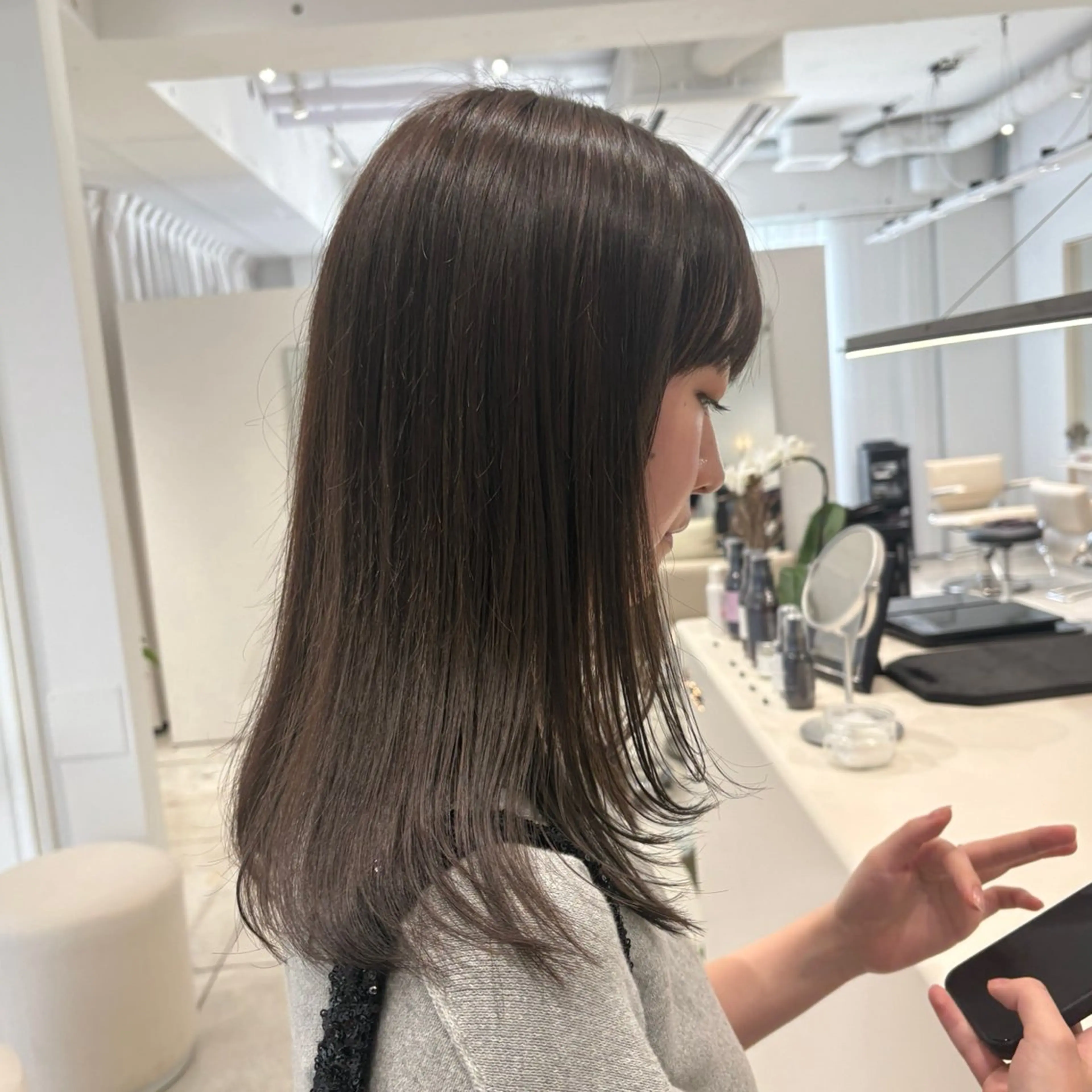 セミロング カラー アッシュ アッシュグレー ベージュカラー 透明感カラー グレージュ カット ヘアカラー トリートメント ヘッドスパ ヘアセット カジュアルを女っぽく 𝗮𝘆𝗮𝗰𝗼のヘアスタイル