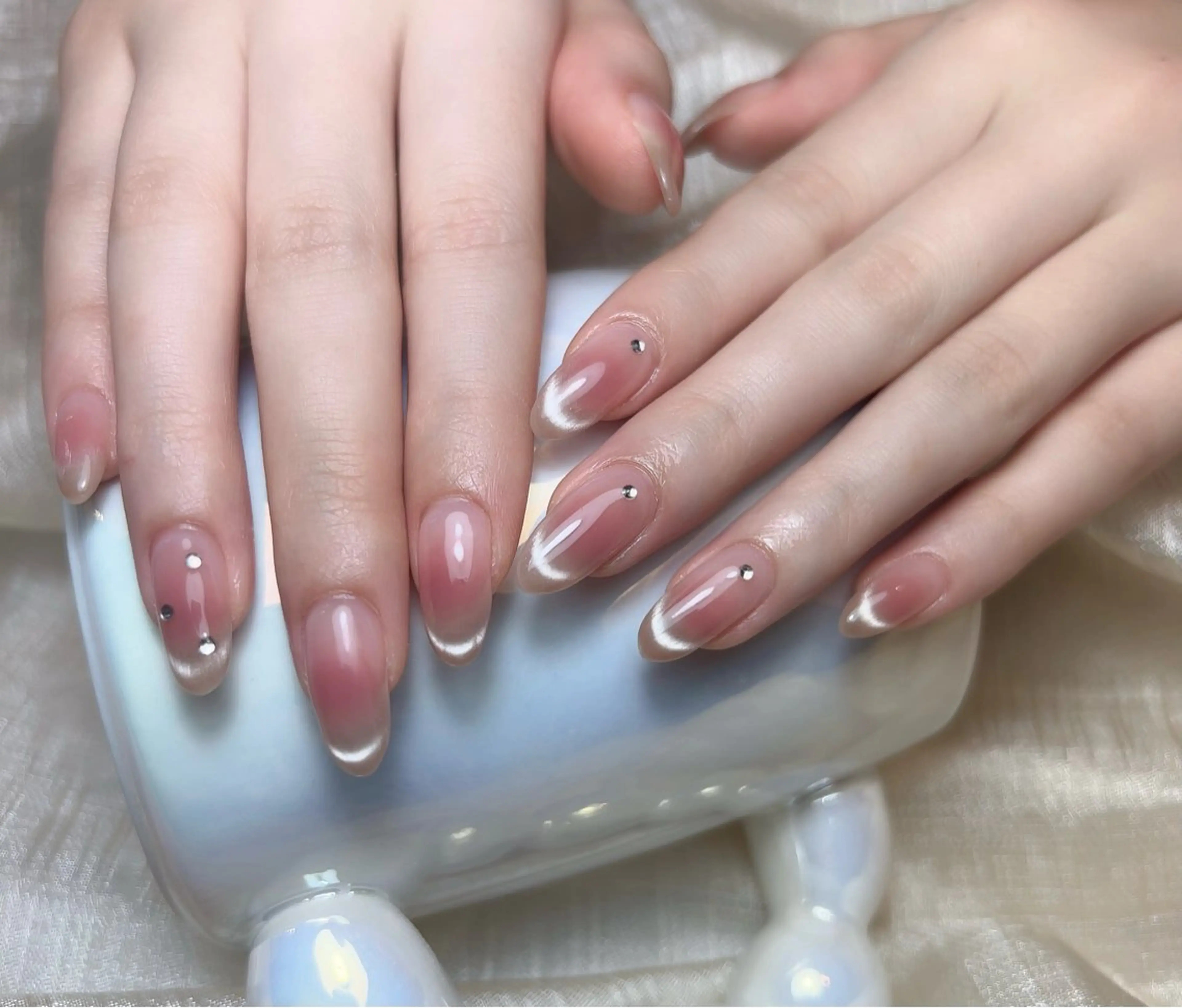 初回オフ無料　ワンホンネイル《チークxマグネットネイル》ストーン6個付きの写真