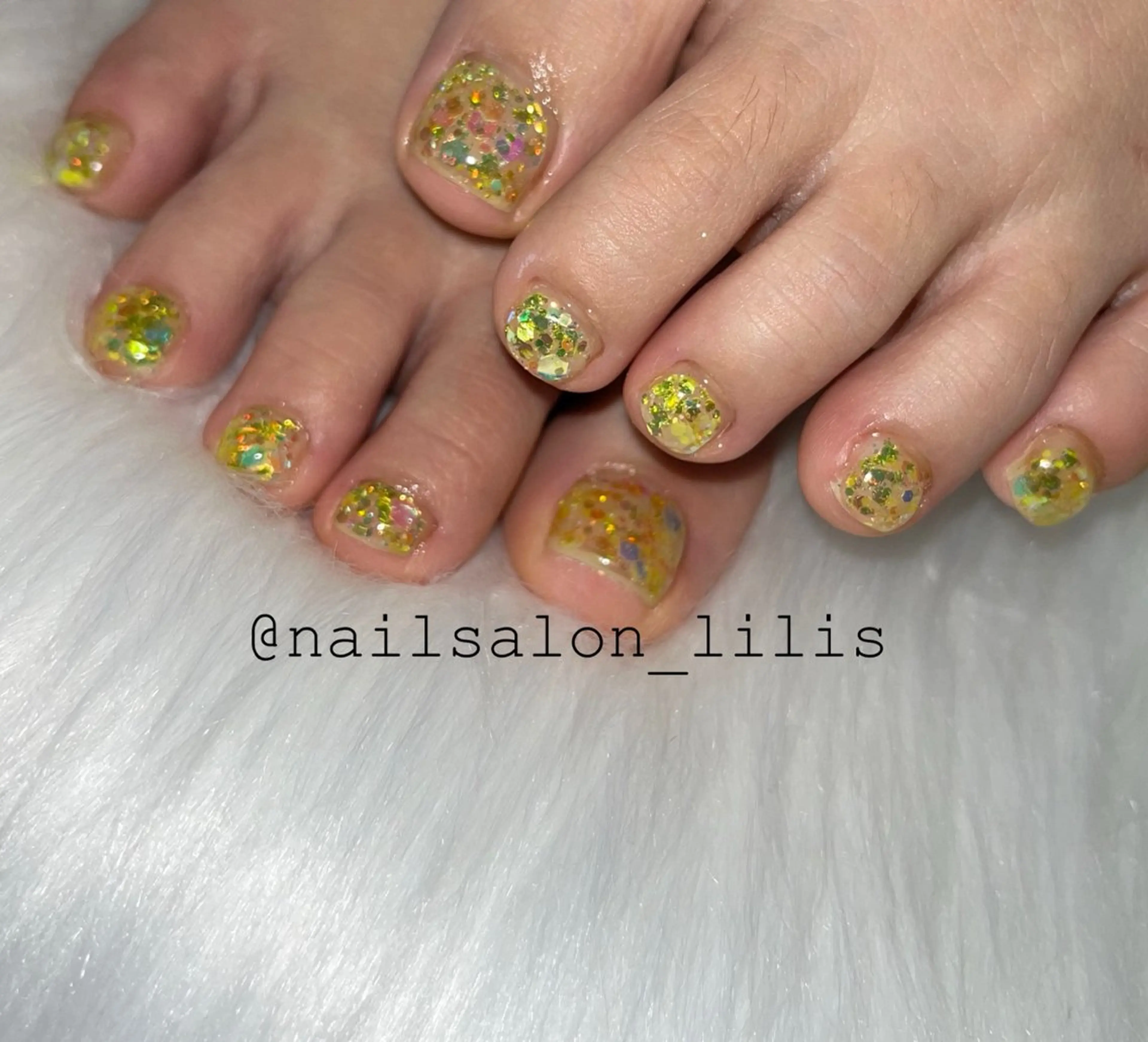 ネイル 黄色 フットネイル nailsalon lilis所属・nailsalon Lilisのネイルデザイン