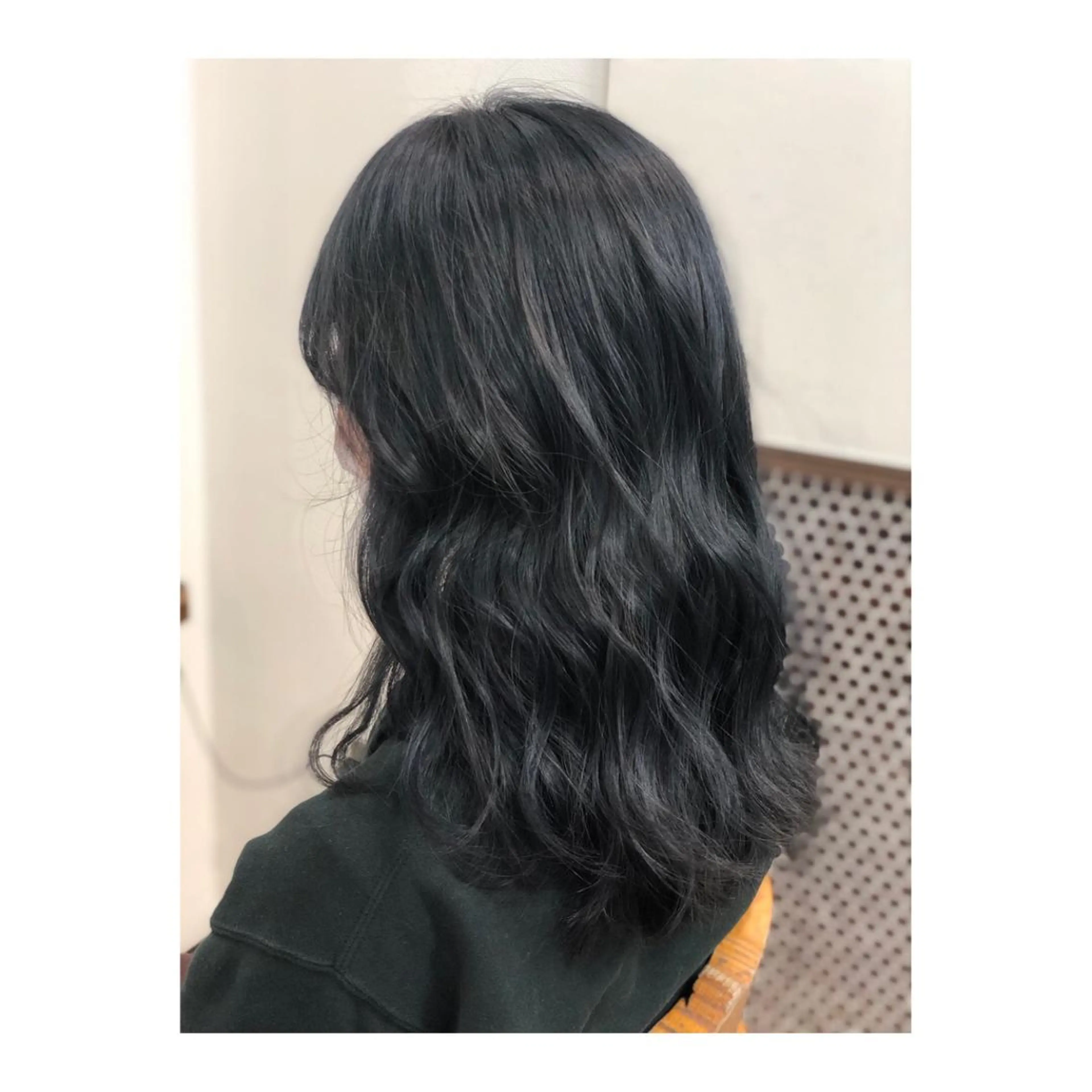 ロング カラー メンズ 黒髪 ブルーカラー ブルーブラック 白髪ぼかし脱白髪染め 大塚綾のヘアスタイル