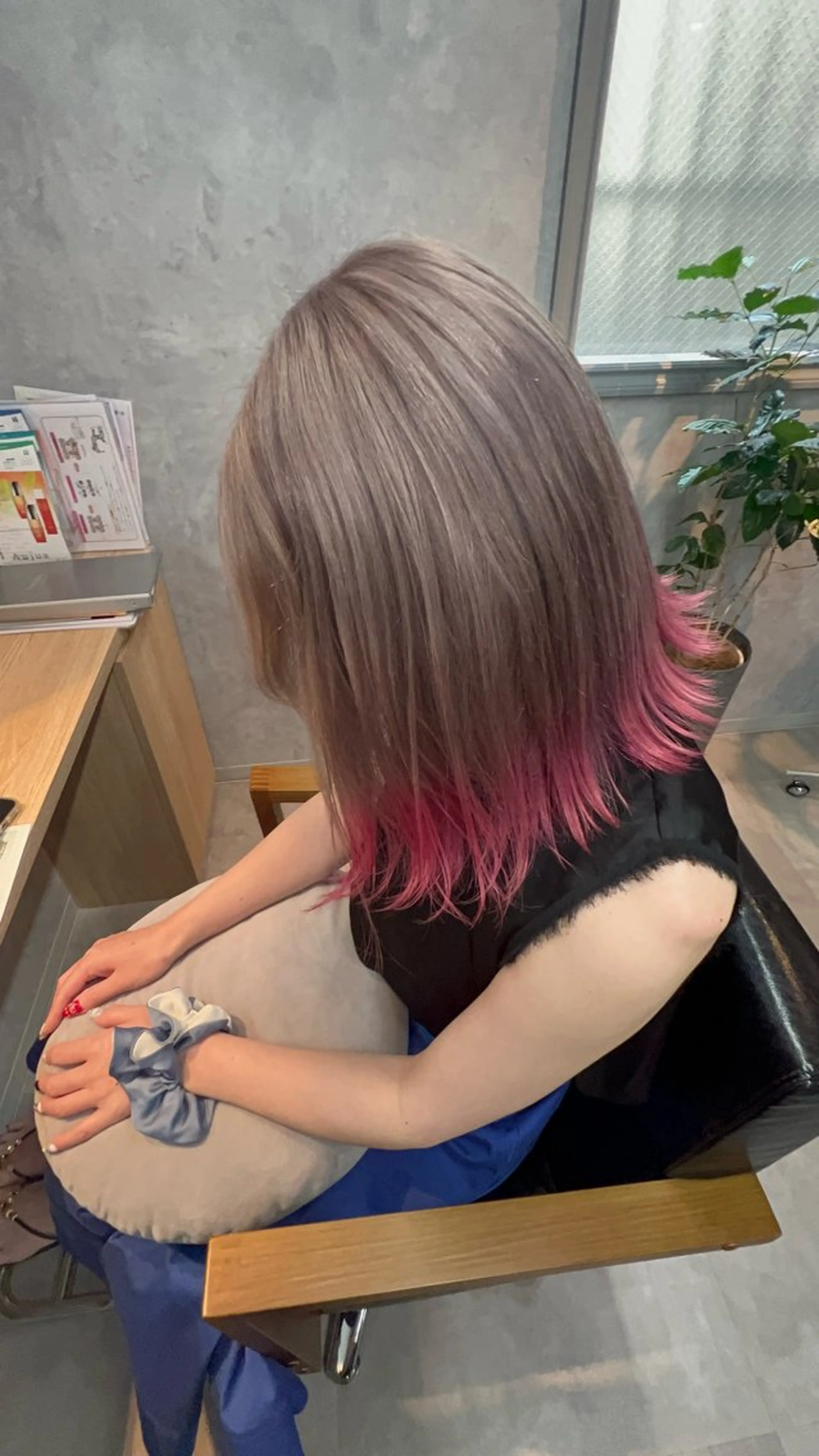 セミロング カット ヘアカラー motoトップカラー リスト/ブリーチカラのヘアスタイル