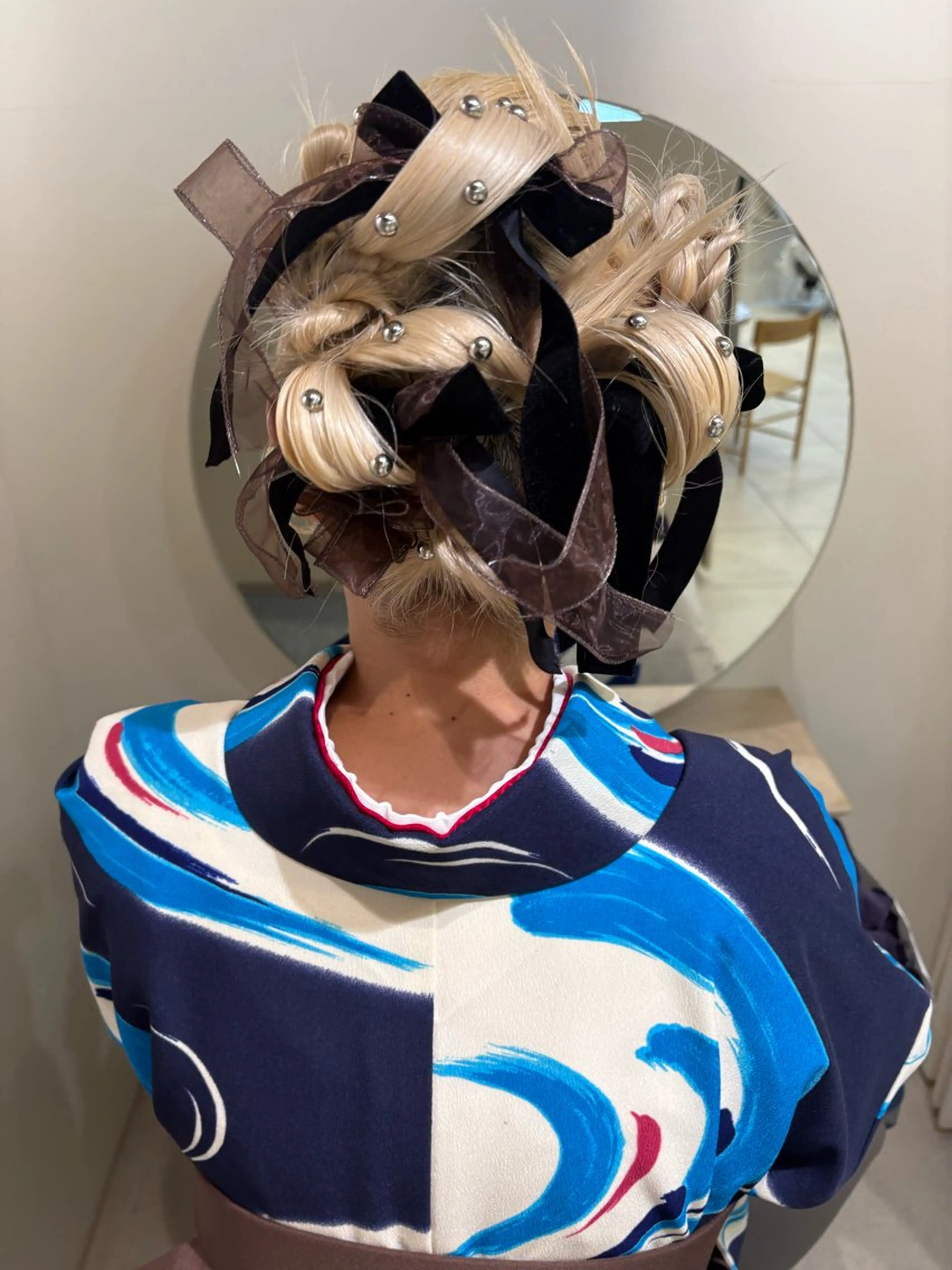 ミディアム カラー ヘアアレンジ ブリーチ ブロンド 卒業式のヘアスタイル ヘアカラー トリートメント キタ リオナのヘアスタイル