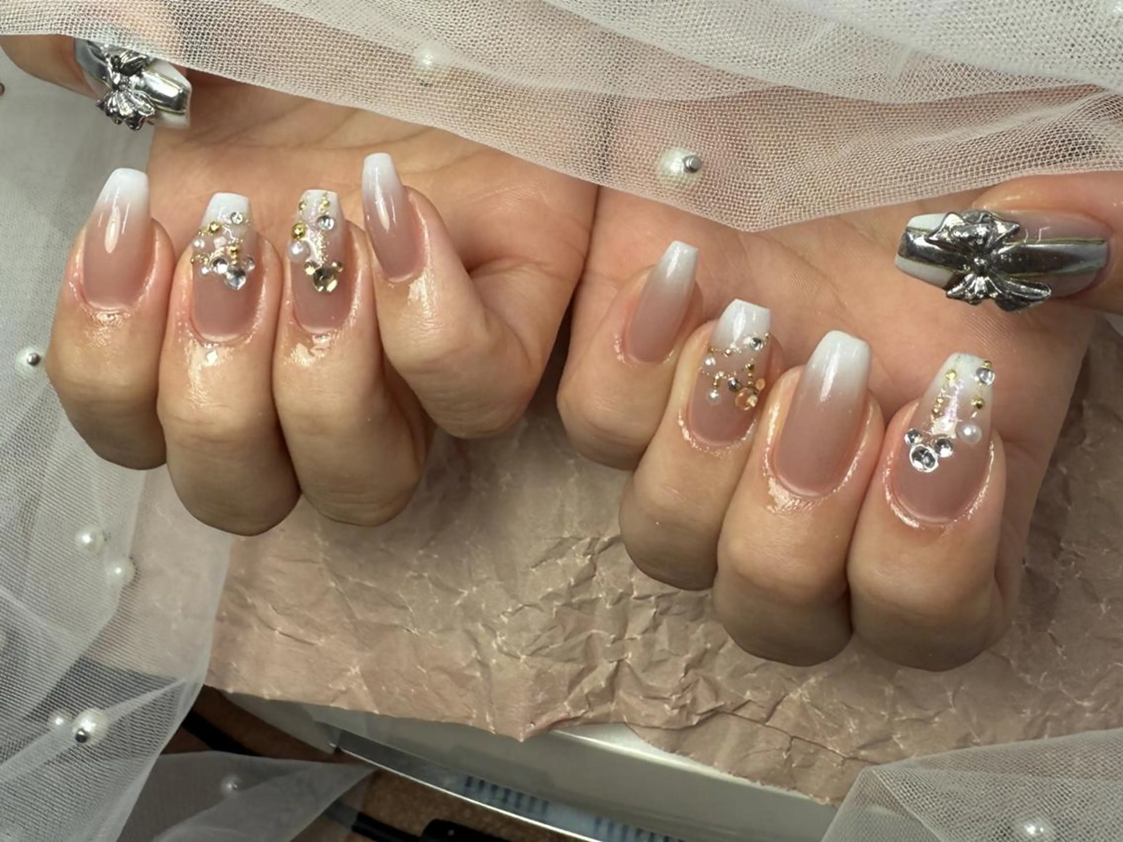 ネイル アートネイル グラデーション ストーンネイル ホワイト ハンドネイル ToliyDeliy Nail Salonのネイルデザイン