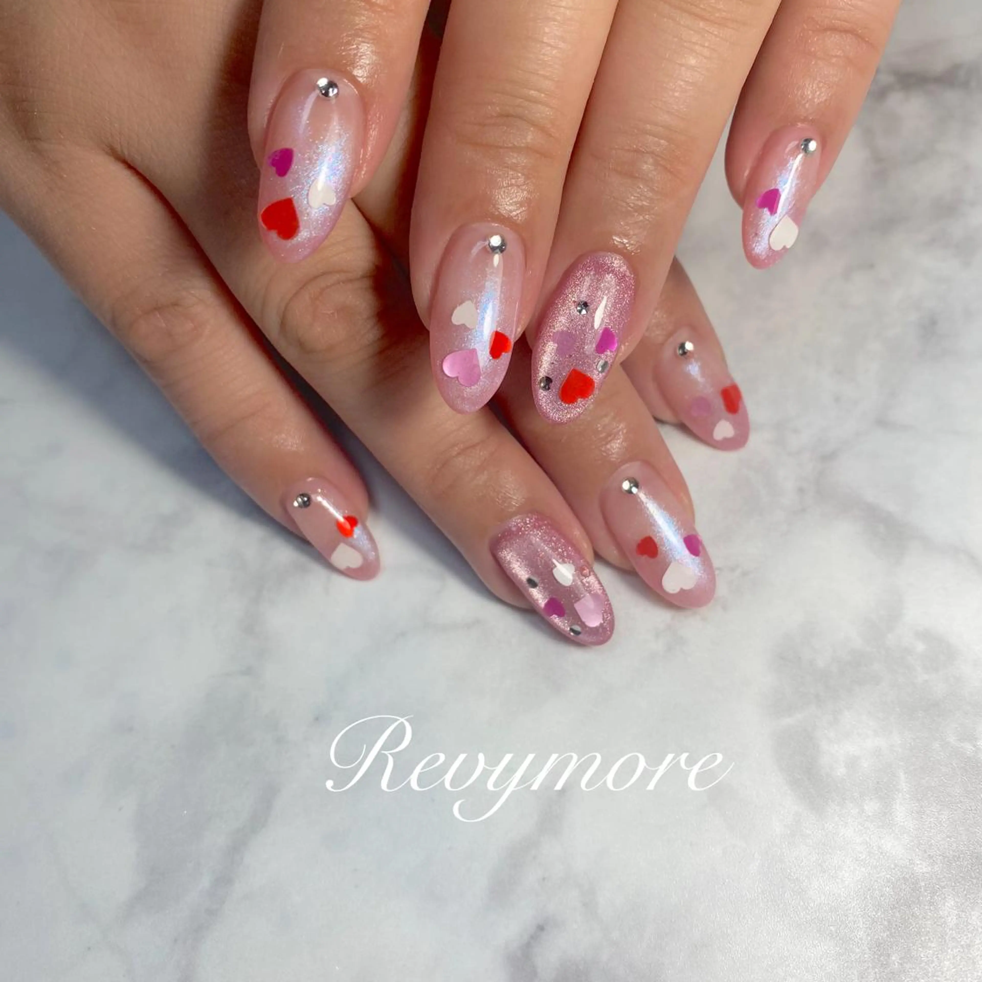 ミディアム ネイル 韓国風ヘア ジェルネイル ハート キラキラネイル 韓国ネイル nail salon Revymore所属・nail salon Revymoreのネイルデザイン